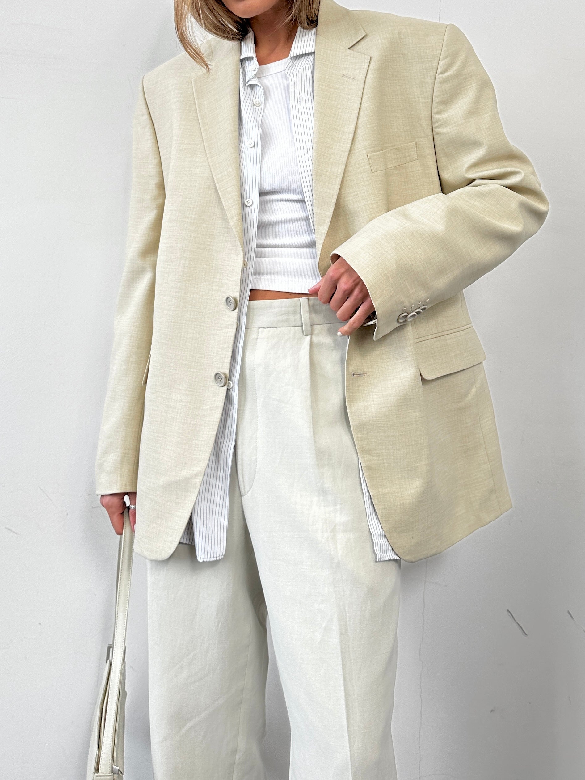 Vintage wool single-breasted blazer in size L/XL, tailored fit with classic lapels and textured fabric.