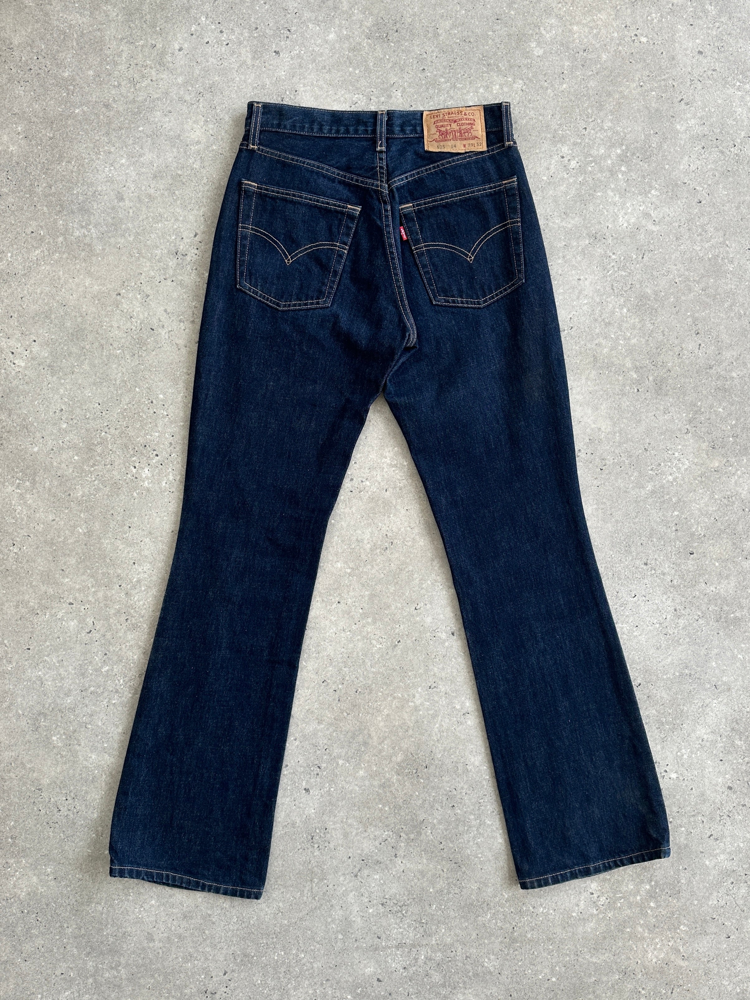 Levi’s 525 2000s mid-rise denim bootcut jeans in W26, showing classic blue fabric, fit, and bootcut style.