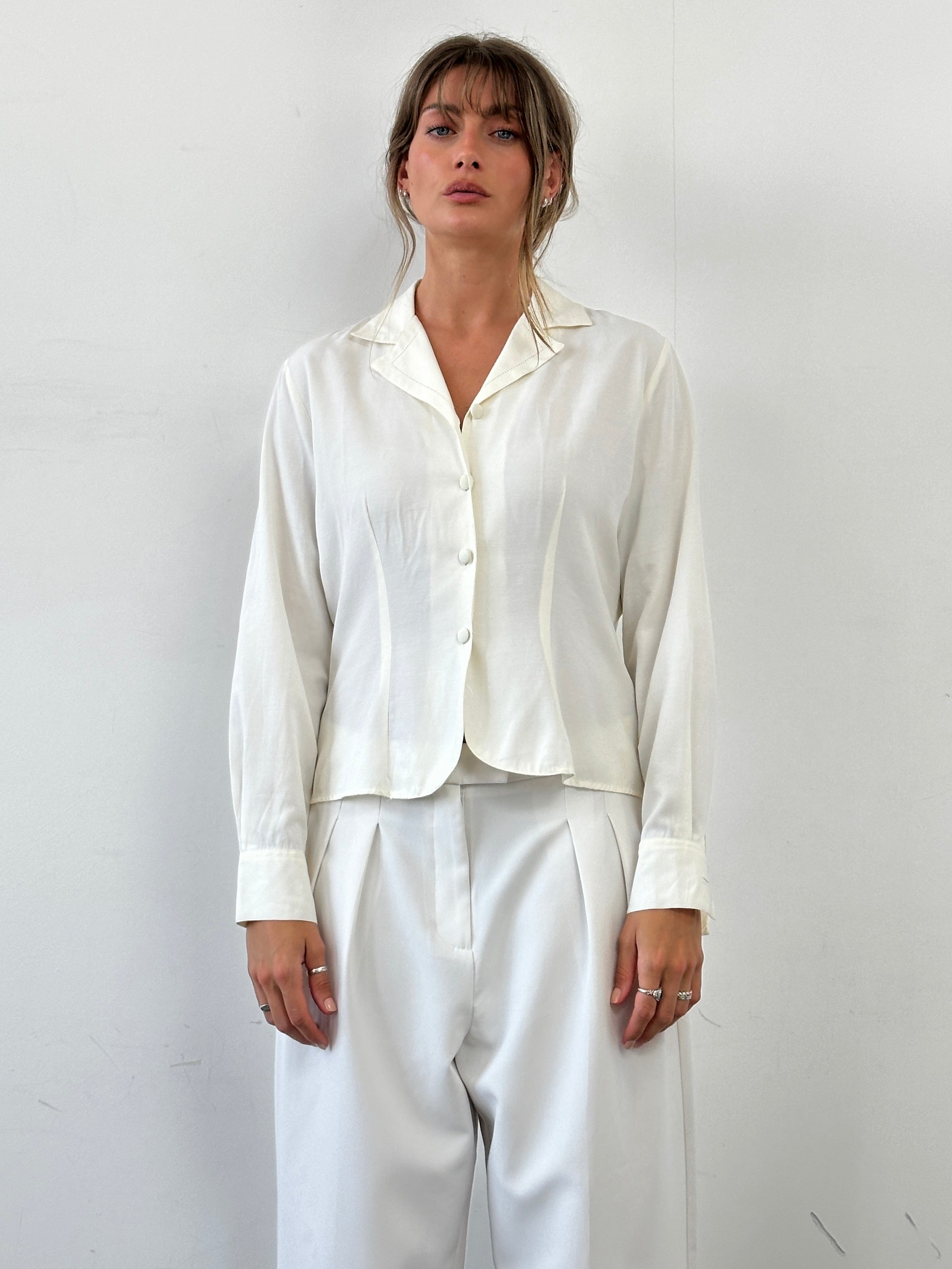 Vintage Italian vintage open collar fitted blouse shirt, stylish and elegant, in a classic design with a fitted silhouette.