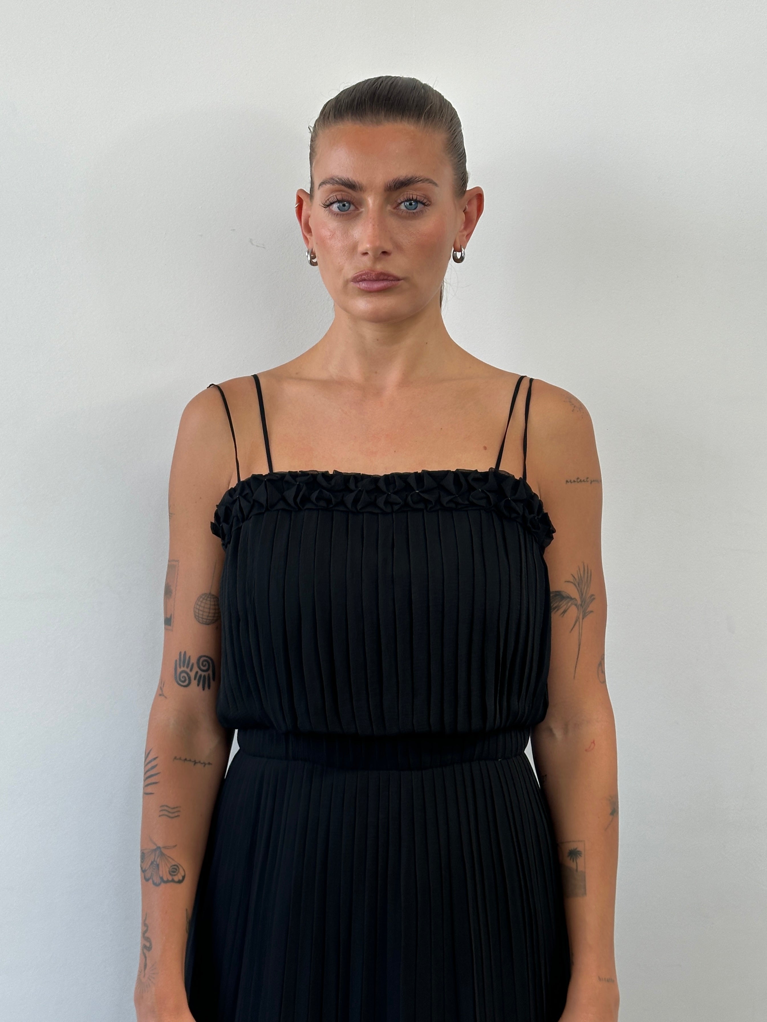 Italian Vintage pleated midi dress in size M, showcasing elegant pleats and classic style, perfect for vintage fashion enthusiasts.
