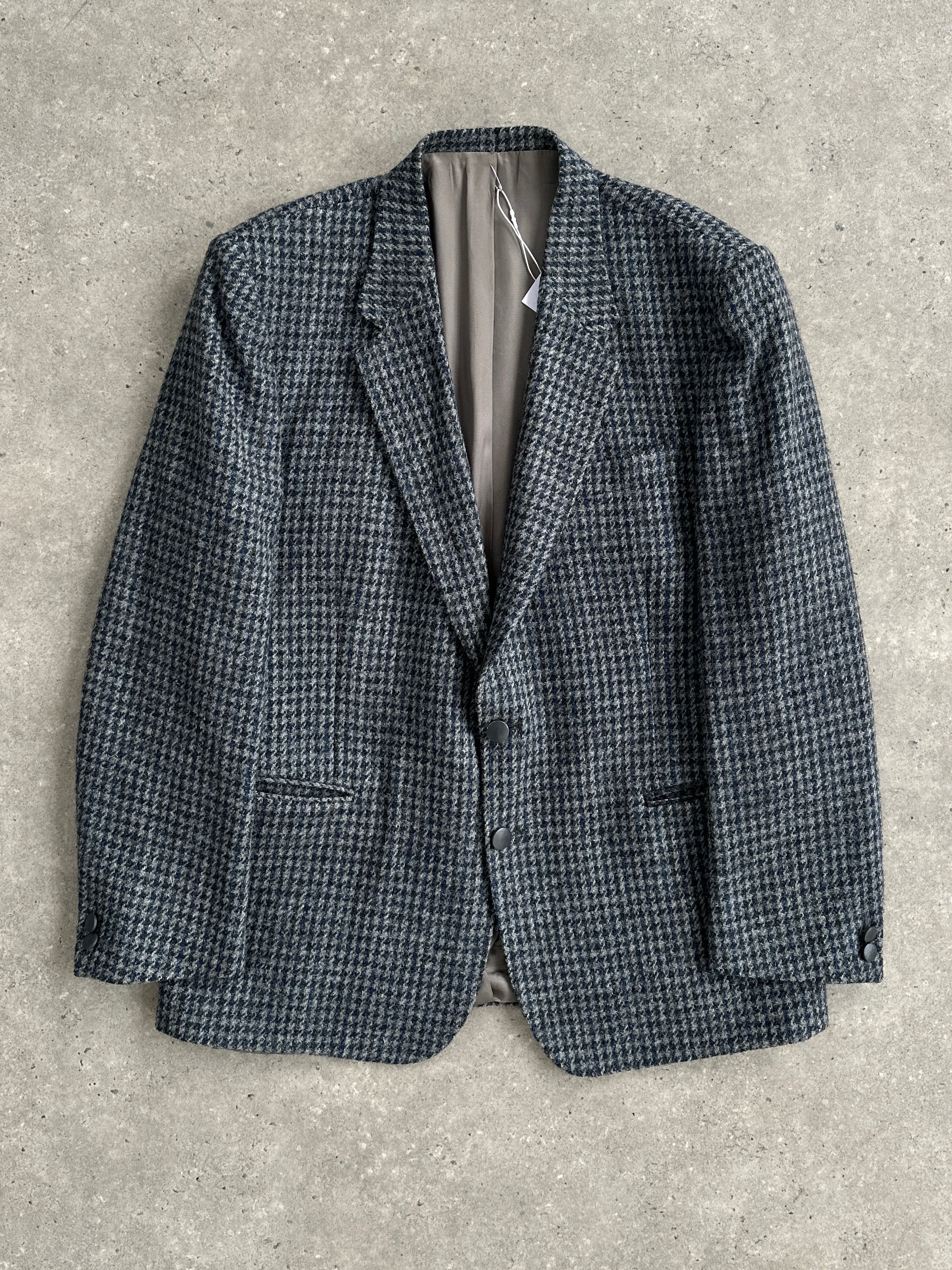 Harris Tweed men's XL blazer in brushed wool with check pattern, single-breasted design, stylish and warm for formal wear.