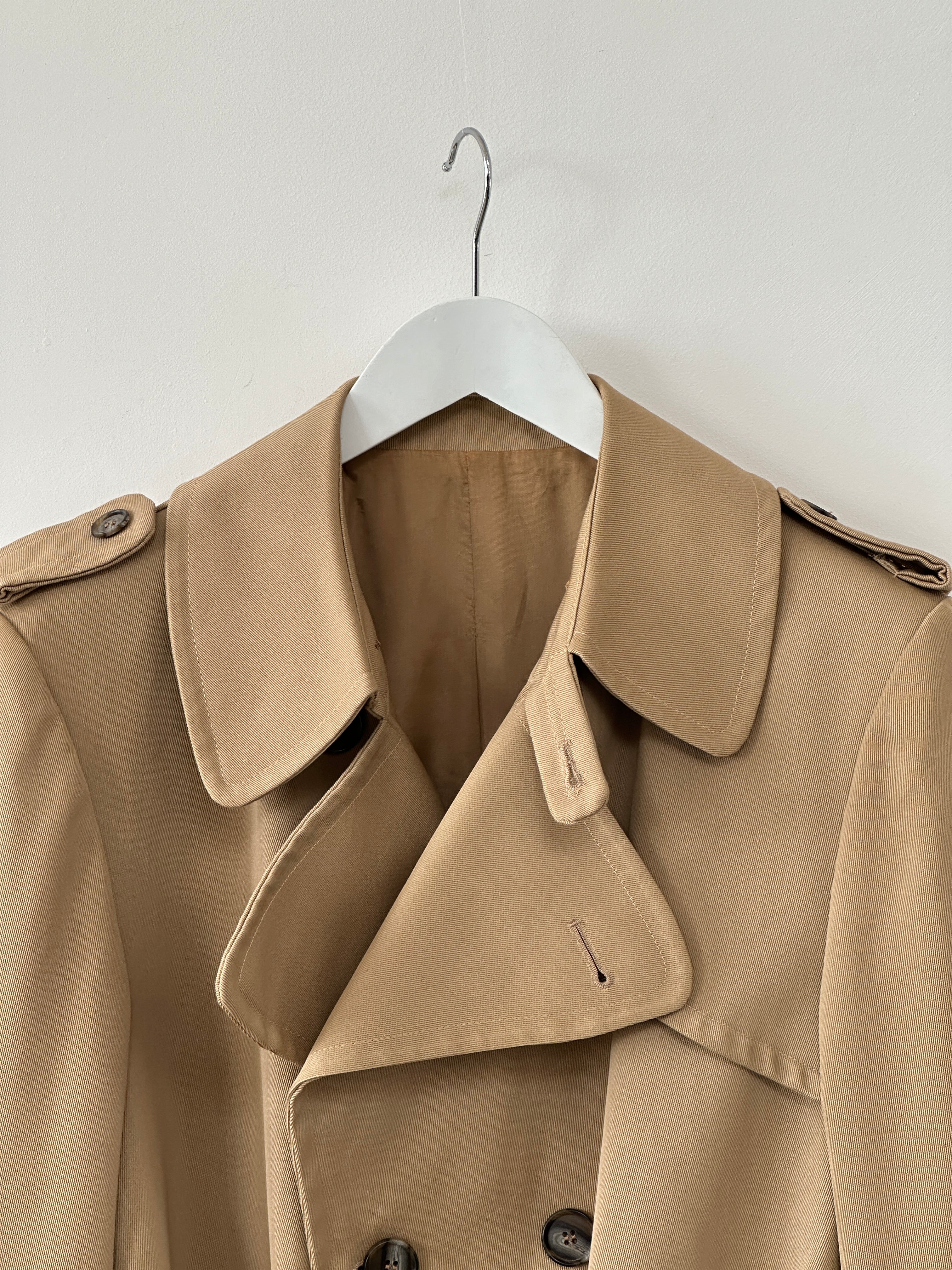Vintage wool double-breasted trench coat in size L, classic design with lapels and button details, stylish and warm outerwear.