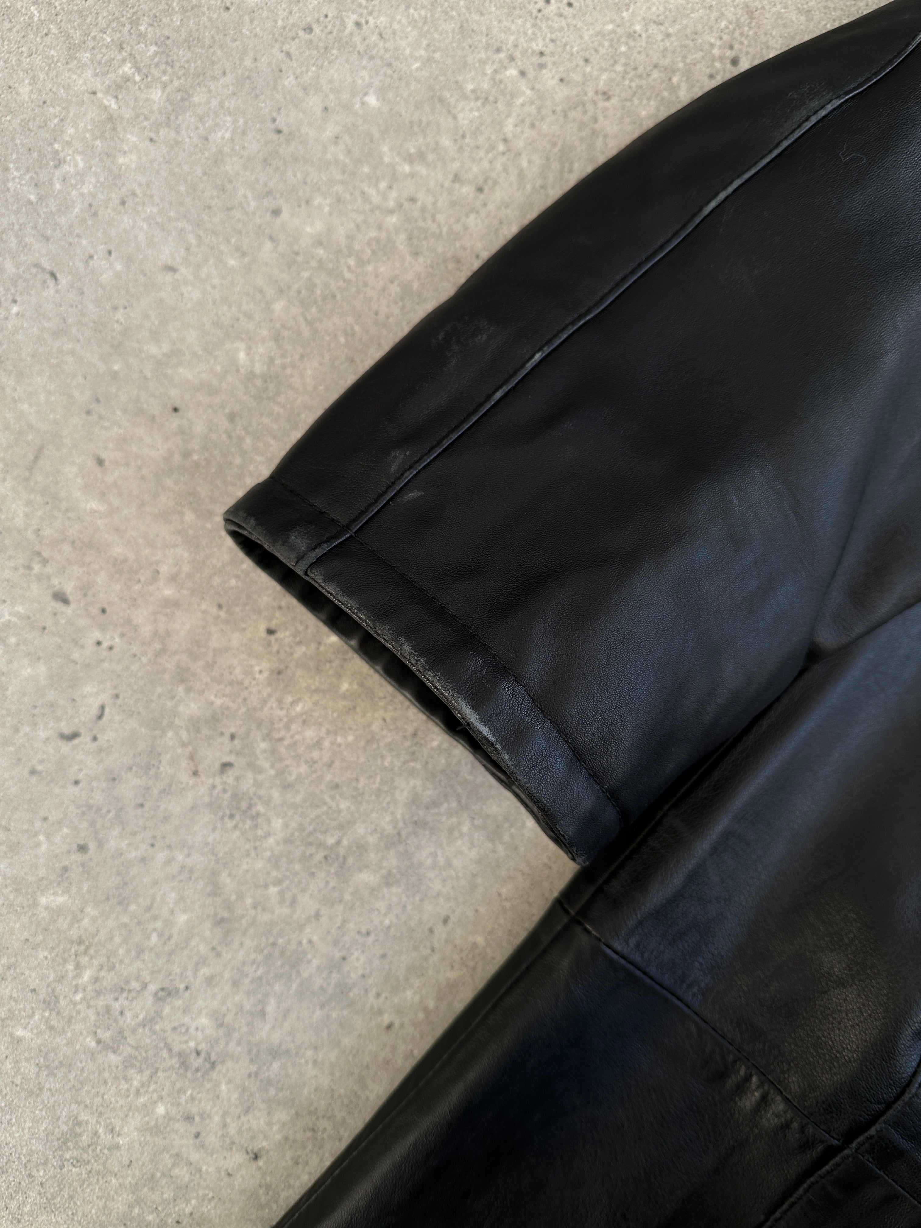 Vintage Italian vintage leather trench coat jacket in size L, featuring classic design and rich leather texture.