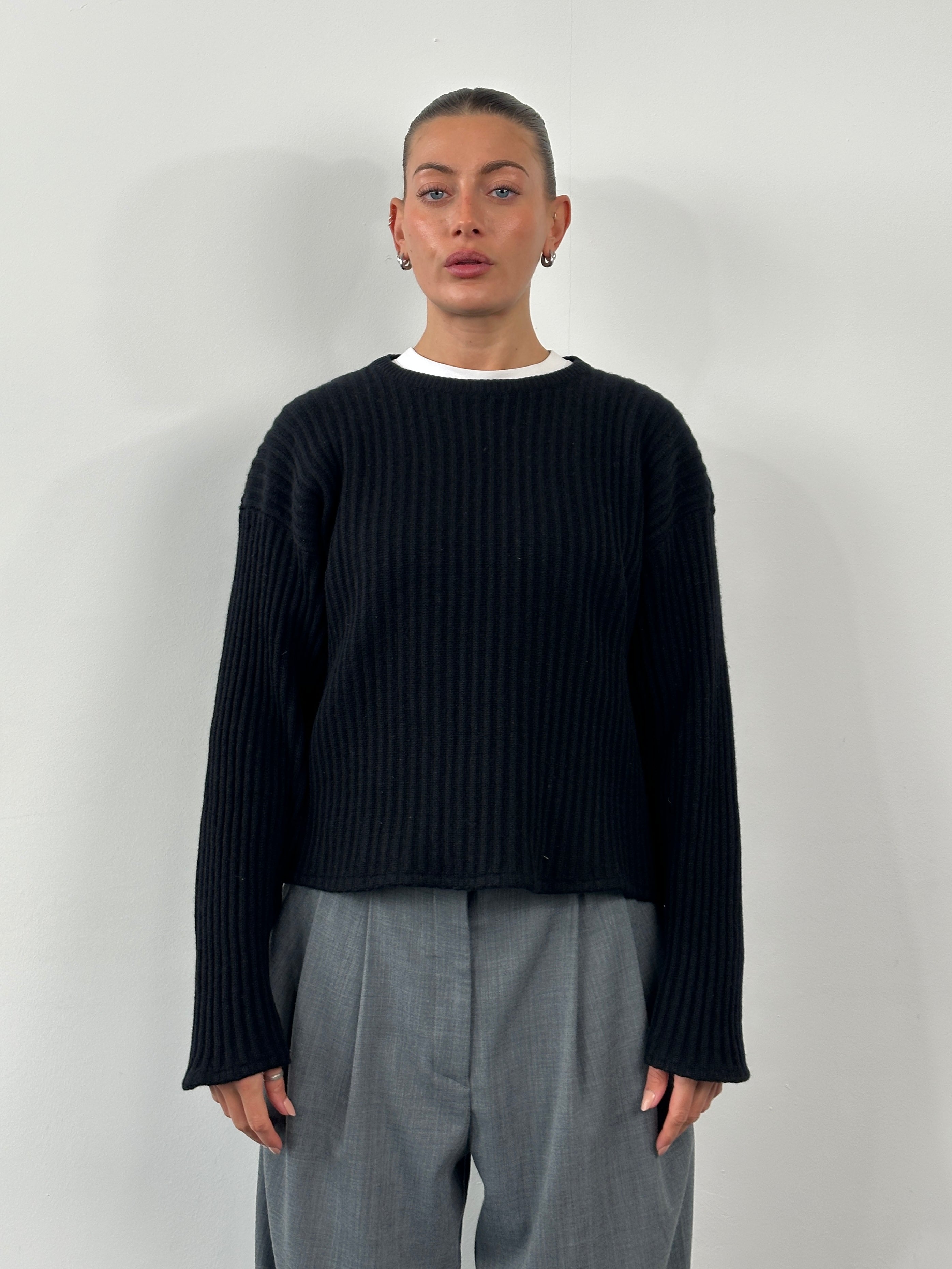 Italian Vintage pure cashmere cropped ribbed jumper in size L, featuring a cozy, textured knit and trendy cropped length.