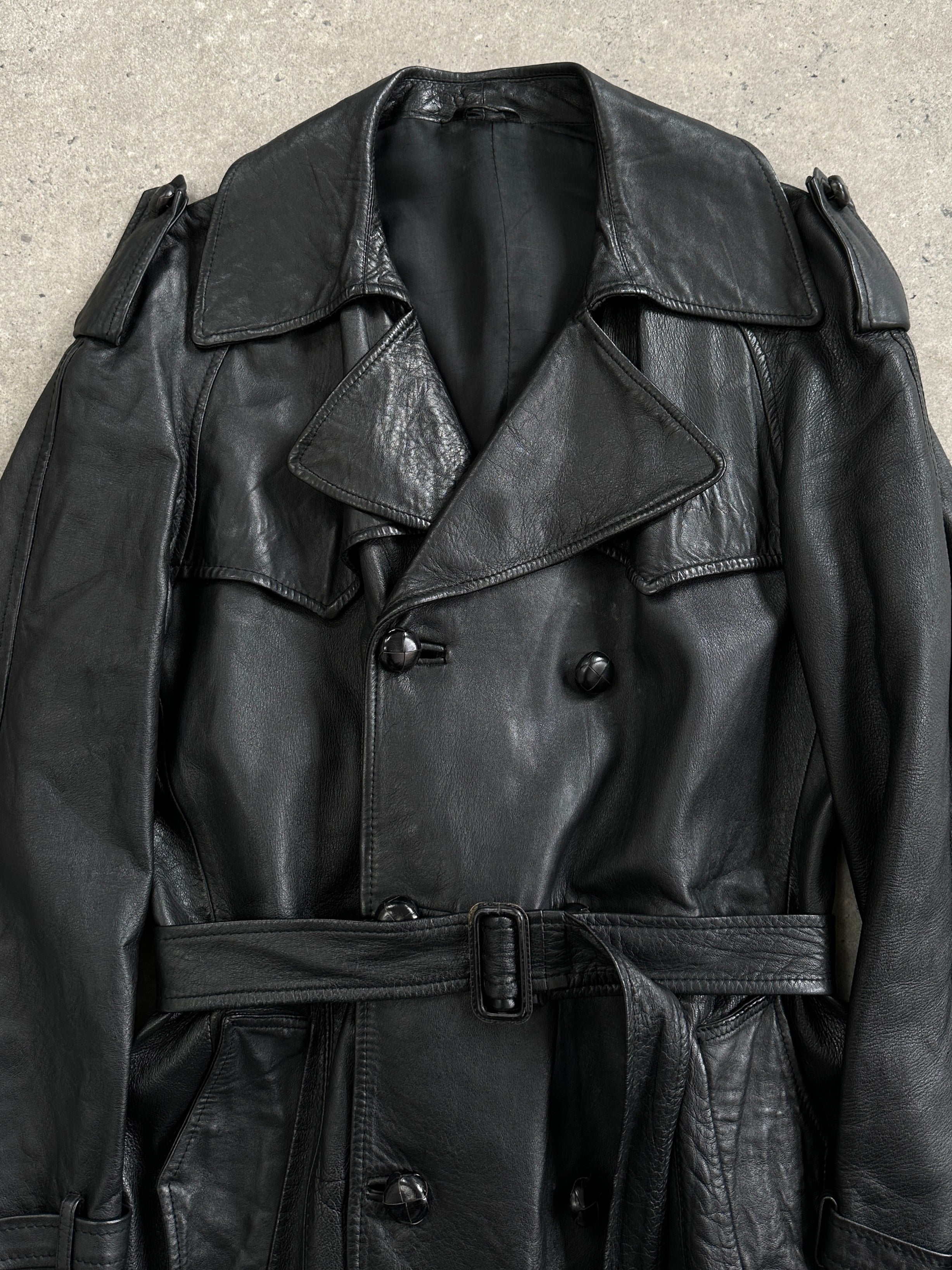 Vintage leather double-breasted belted trench coat in size M, stylish classic leather jacket with a timeless design.