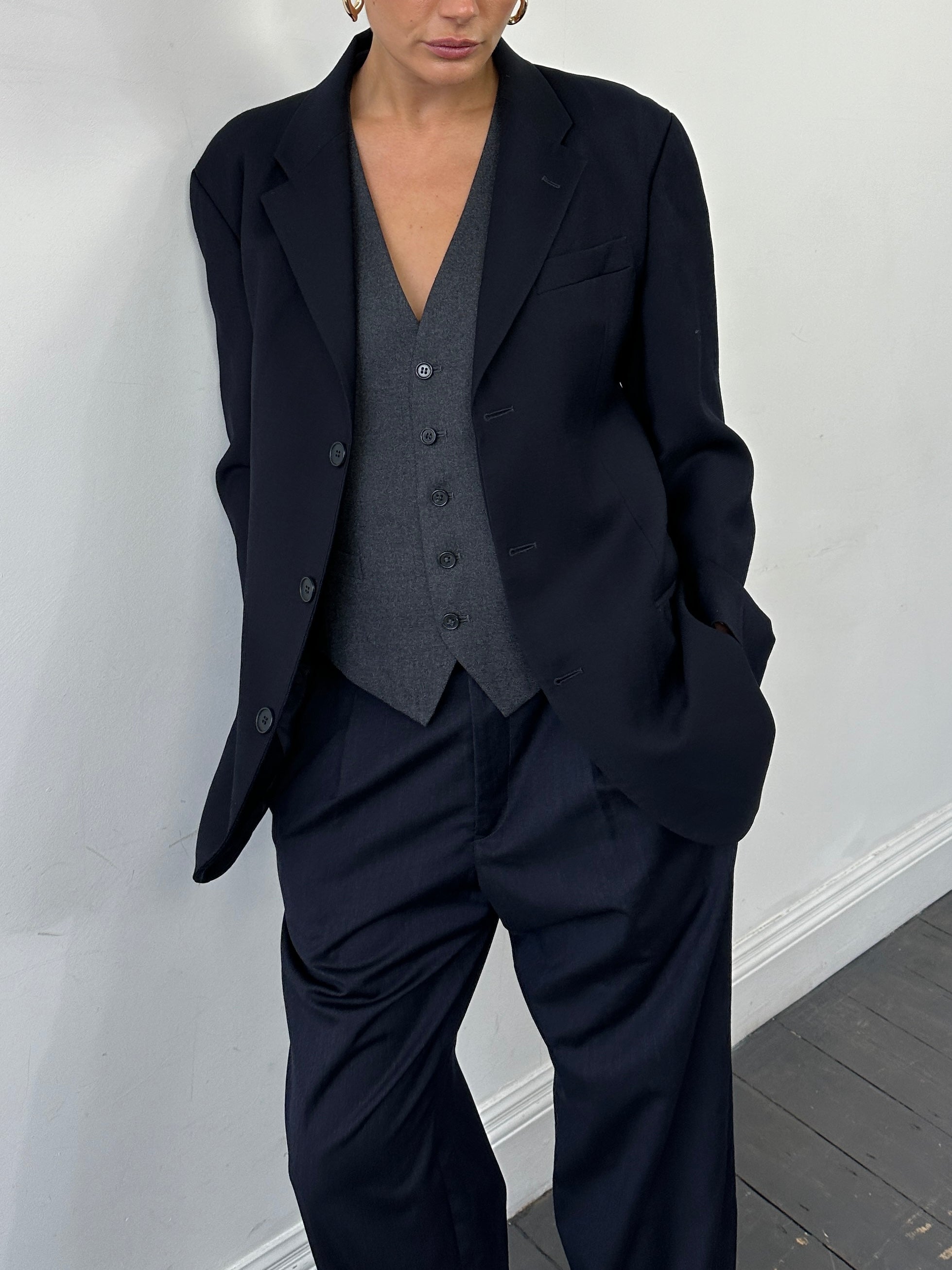 Emporio Armani wool single-breasted blazer in size M/L, tailored fit, with classic lapels and sleek design.