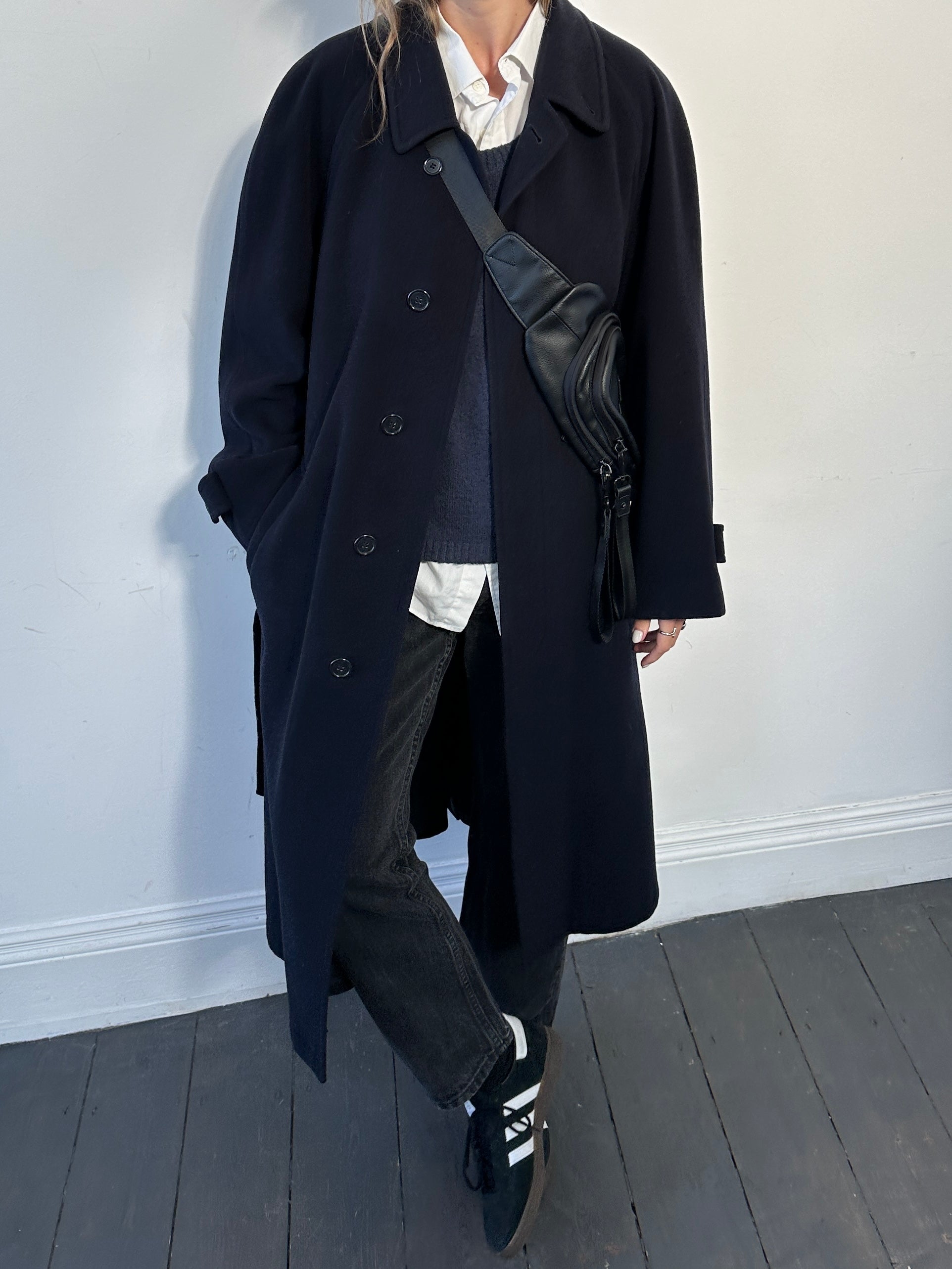 Vintage pure wool belted coat with concealed placket, XL size, classic design and textured fabric, suitable for cold weather.