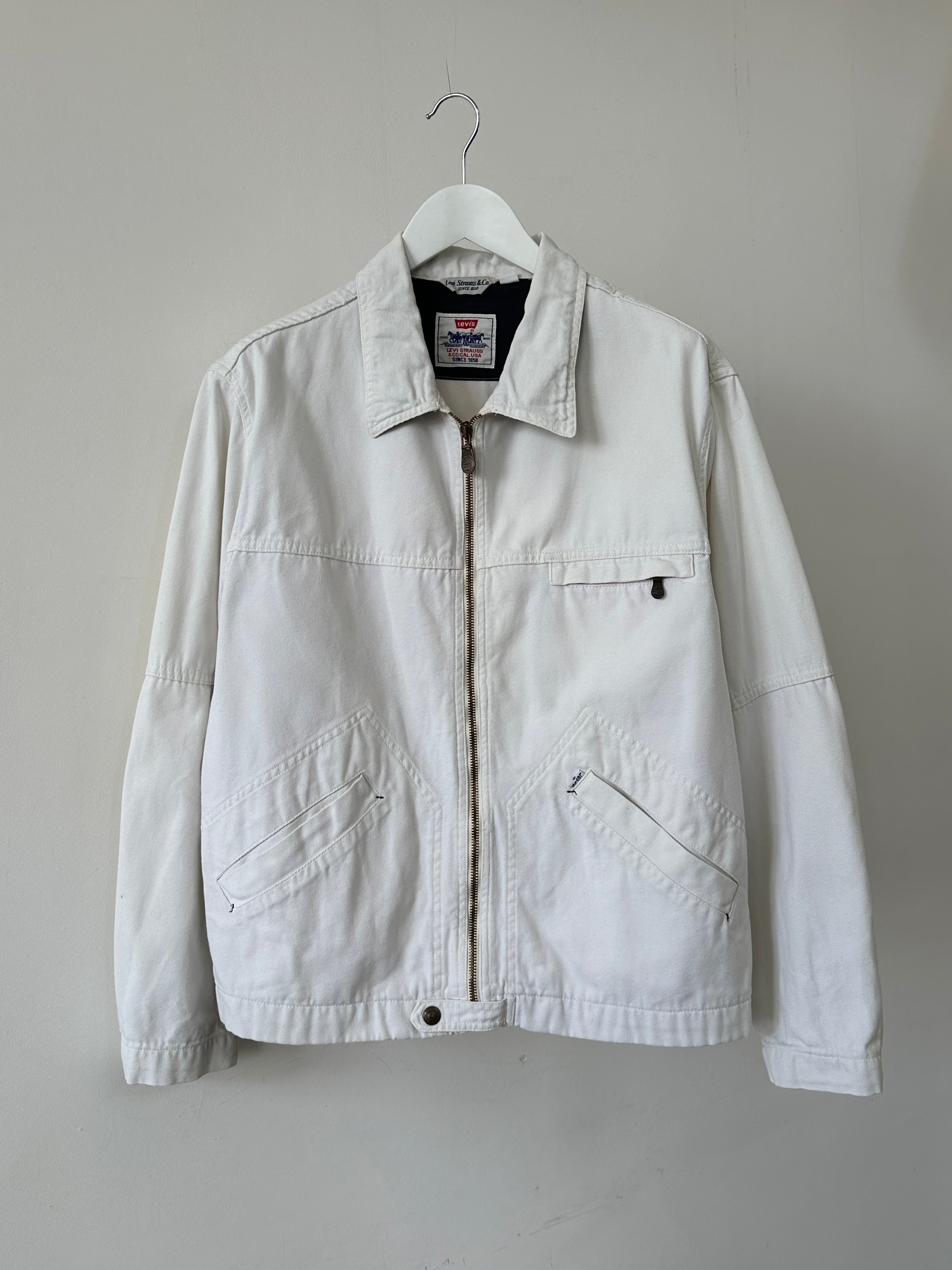 Levi’s cotton zip-up bomber jacket in size L, featuring a sleek design, front zipper, and ribbed cuffs and hem.