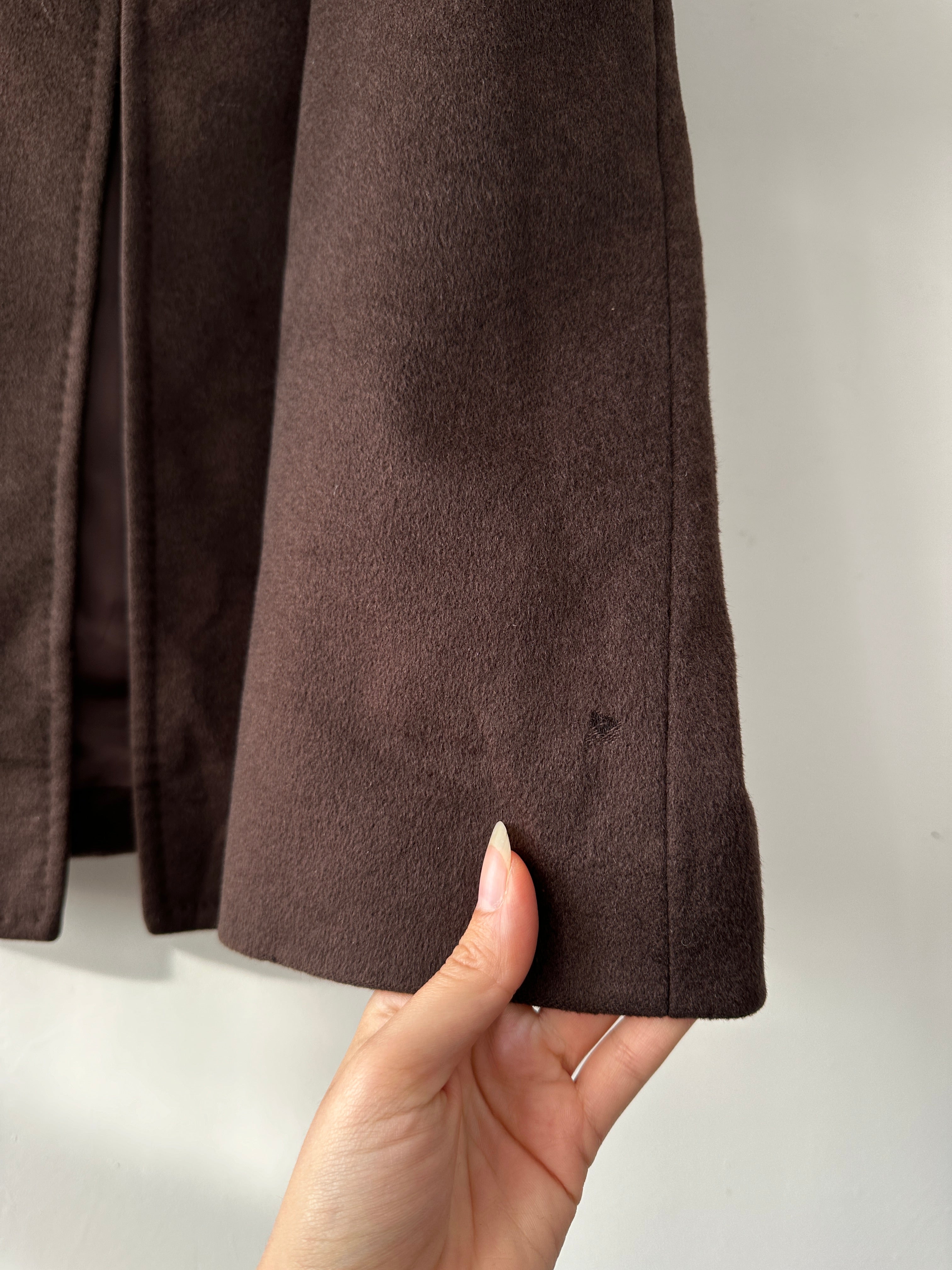 Pierre Balmain 80s pure cashmere coat in XL, showcasing a luxurious beige coat with classic tailored design and elegant lapels.