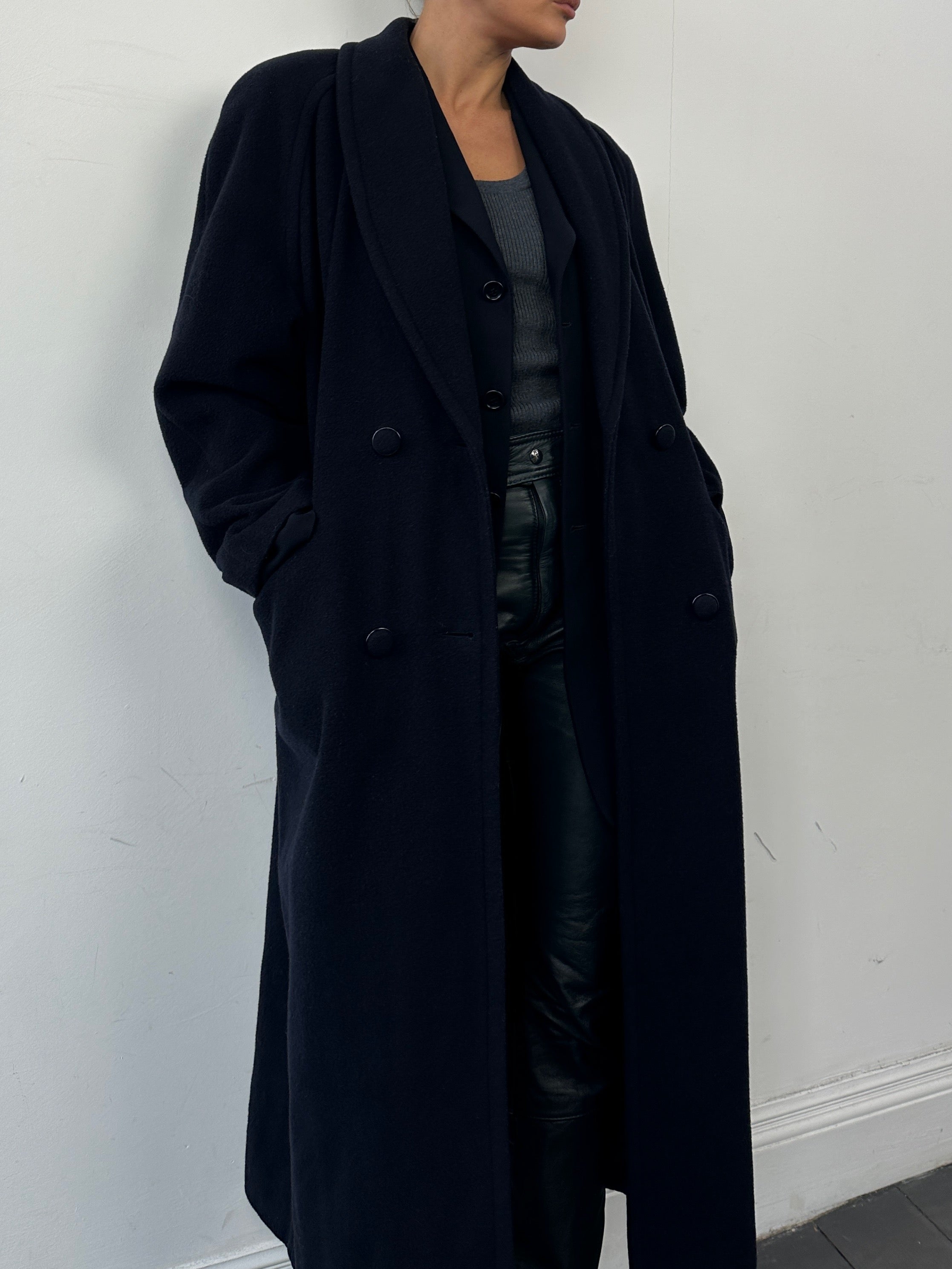 Vintage British vintage wool and cashmere double-breasted coat in size M, stylish and warm outerwear with classic design.