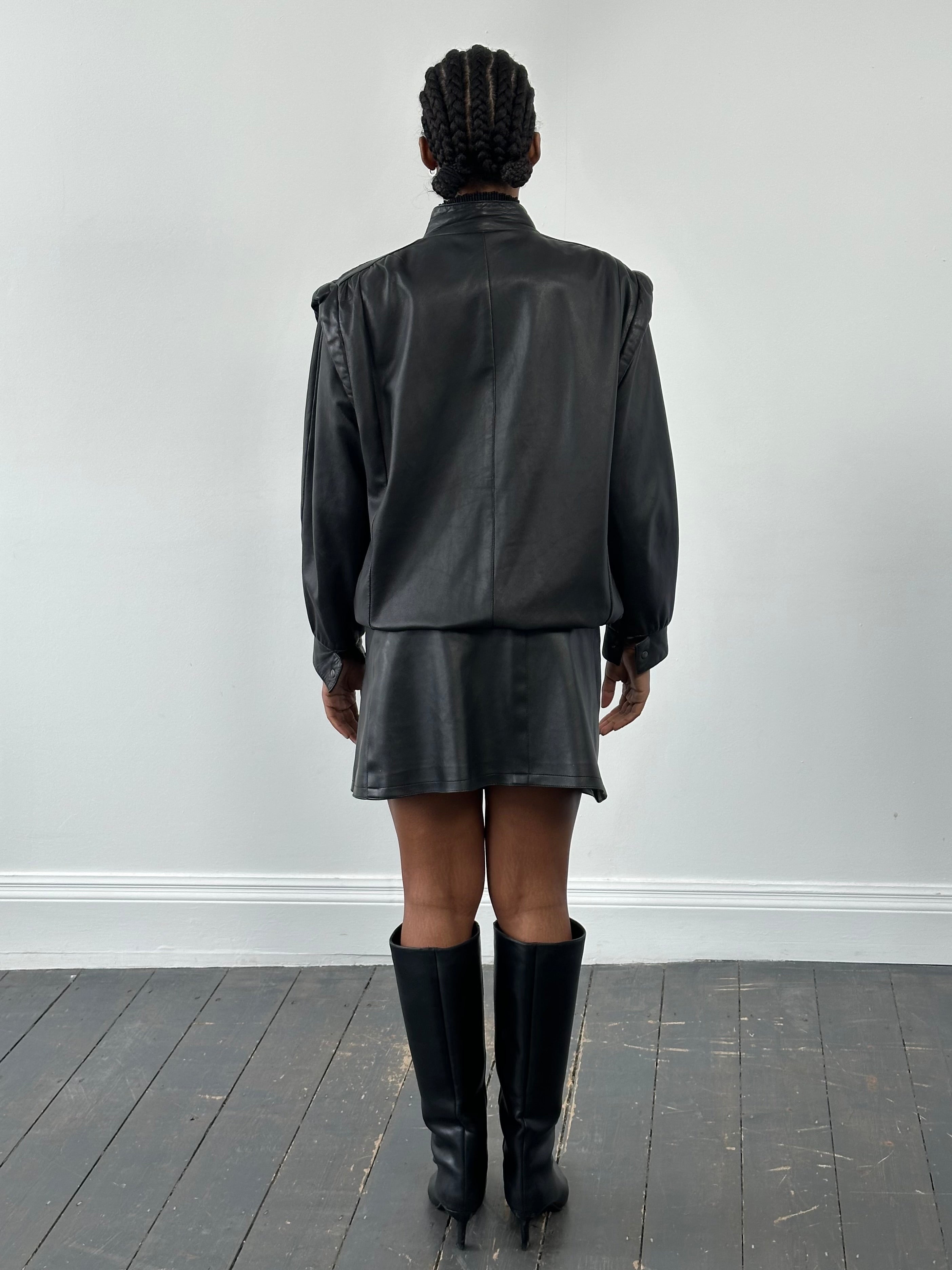 Vintage 1990s leather bomber jacket in size M, featuring classic design, brown leather, and vintage style details.