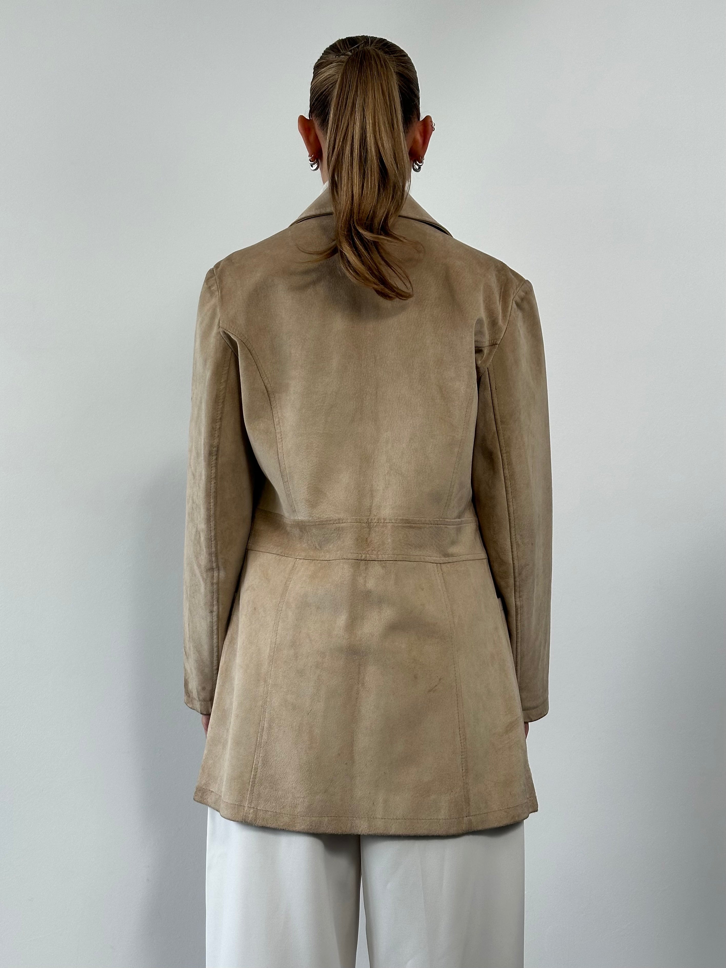 Vintage suede jacket in size M/L with classic design, featuring soft texture and timeless style.