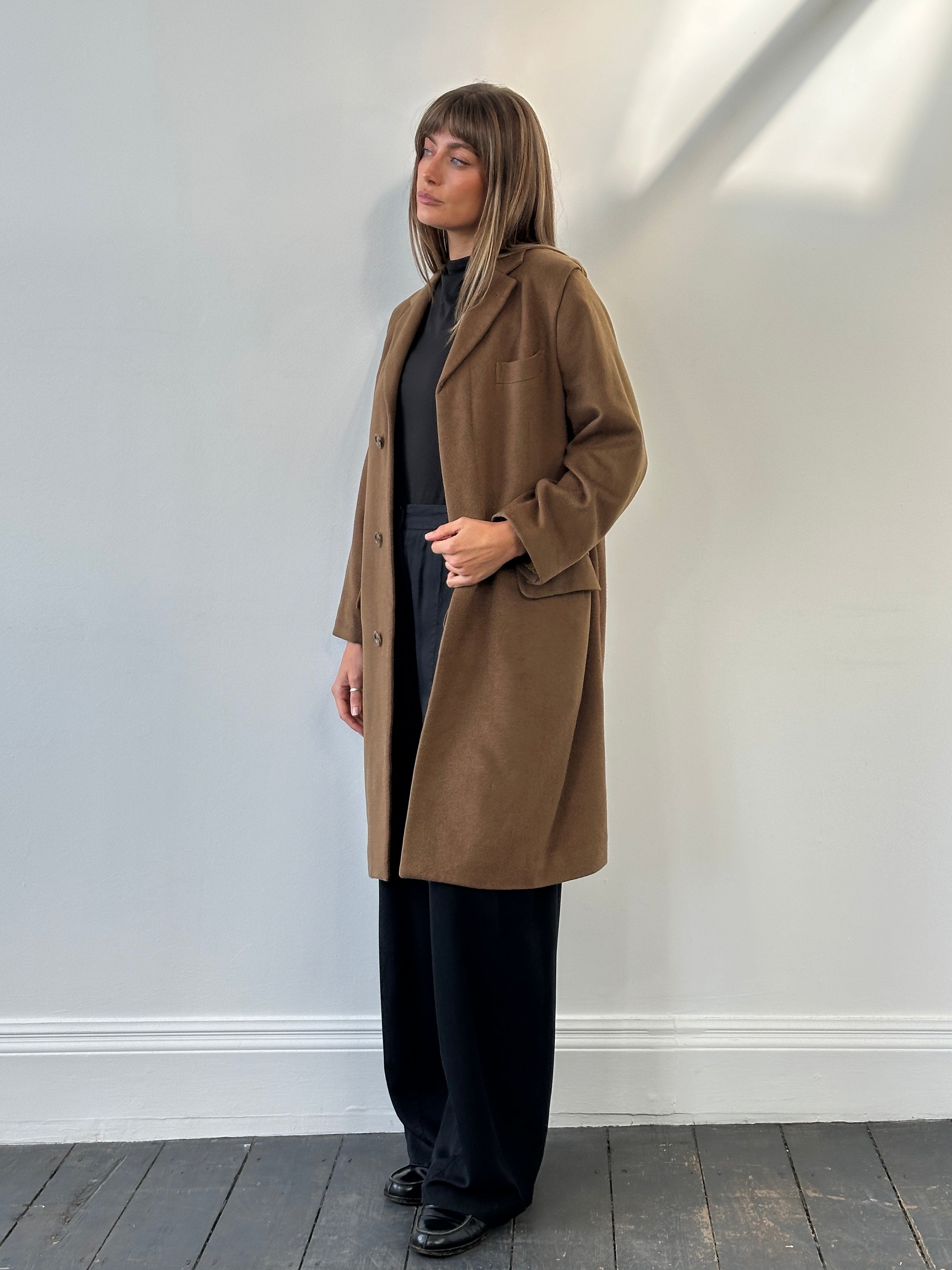 Vintage 1980s Italian pure cashmere coat in black, featuring classic tailored design and elegant long sleeves.
