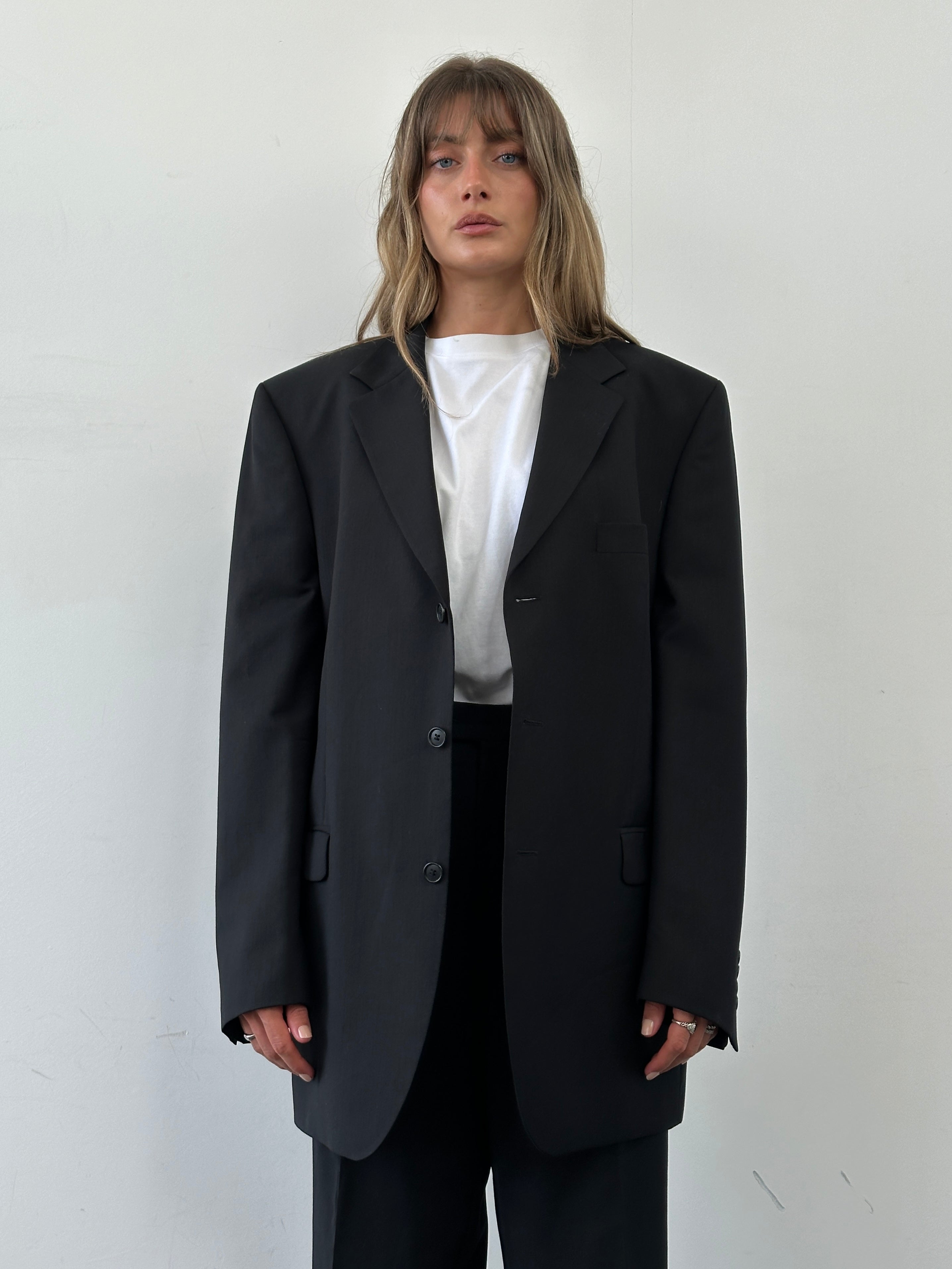 Yves Saint Laurent Pour Homme single-breasted wool suit in size 46R/W38, tailored fit with classic lapel and button closure.