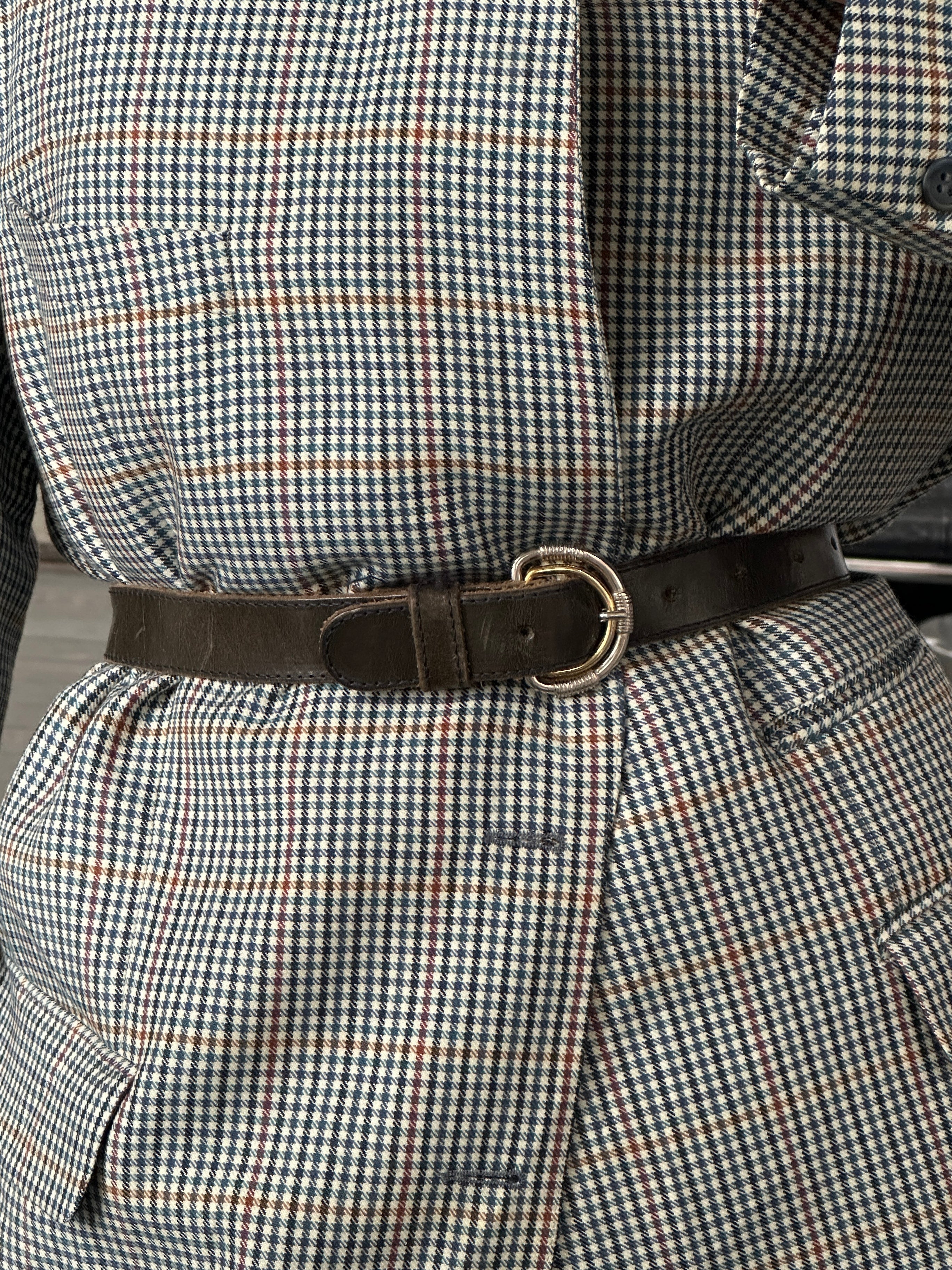 Vintage 1990s double buckle leather belt with adjustable W21-28, featuring classic design and aged leather details.