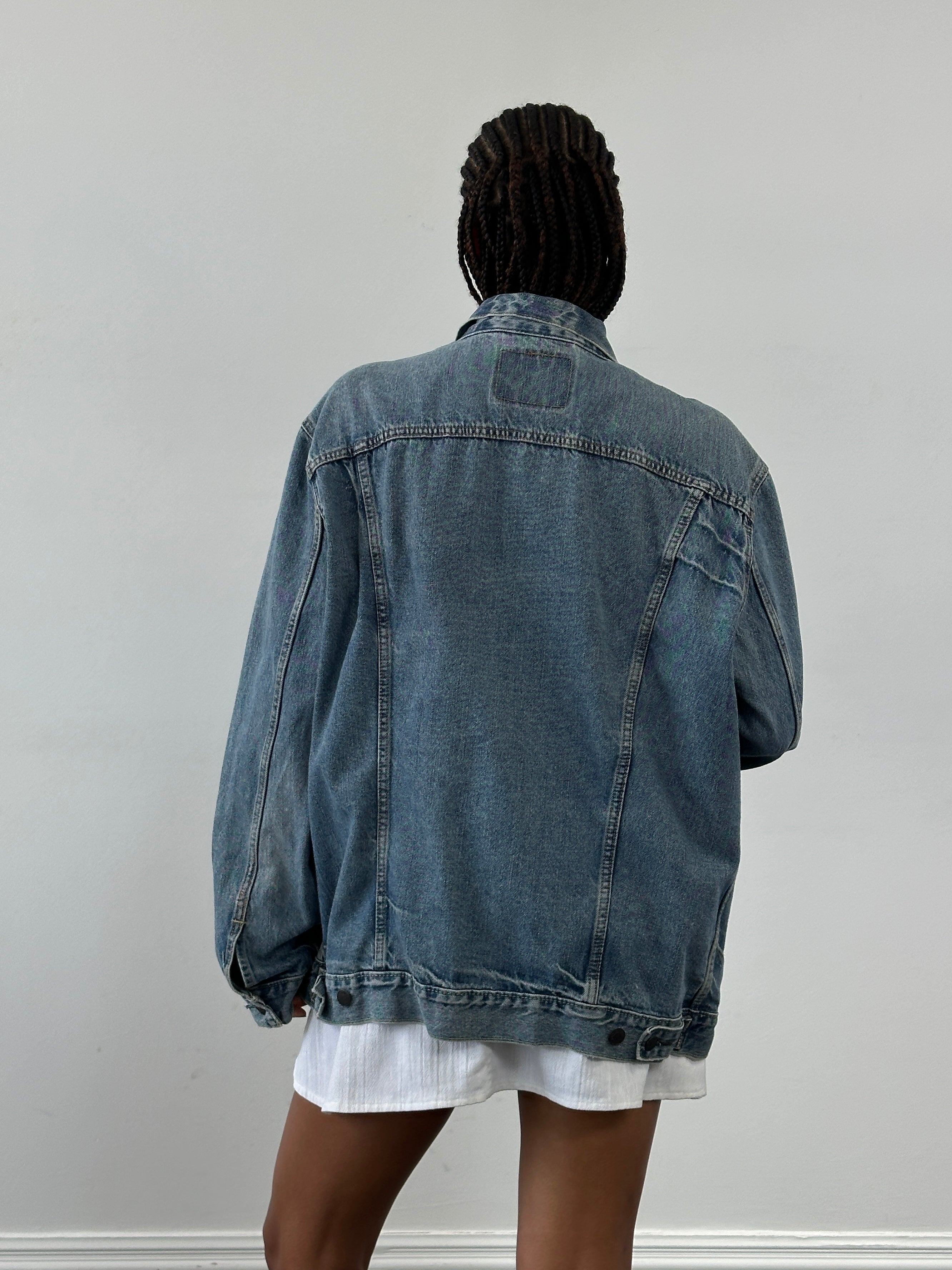 Levi’s 2000s light wash denim jacket in XL with classic design and buttoned front, casual style for everyday wear.