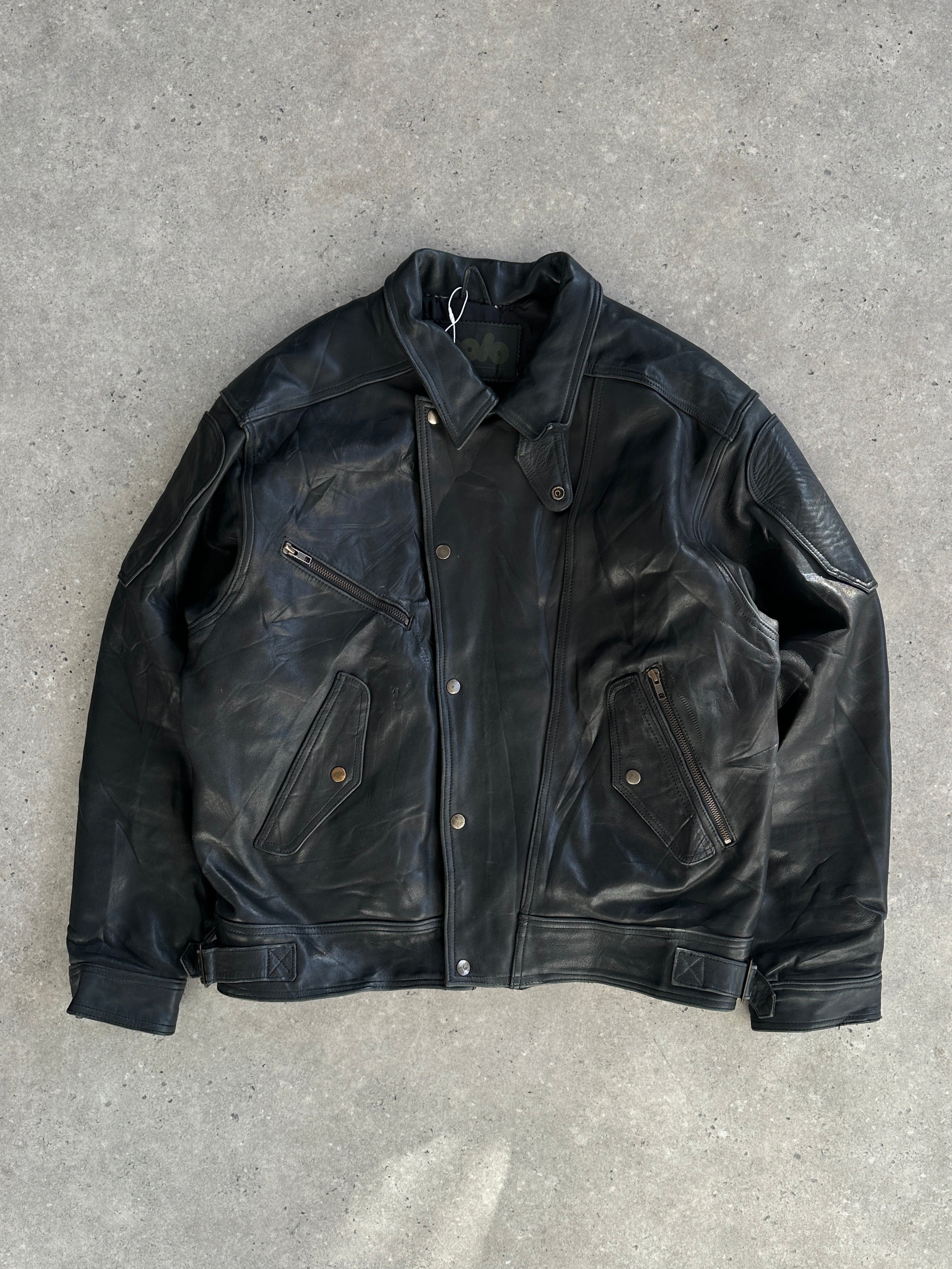 Vintage leather jacket in XL size, featuring classic design and rich brown texture, perfect for stylish outdoor wear.