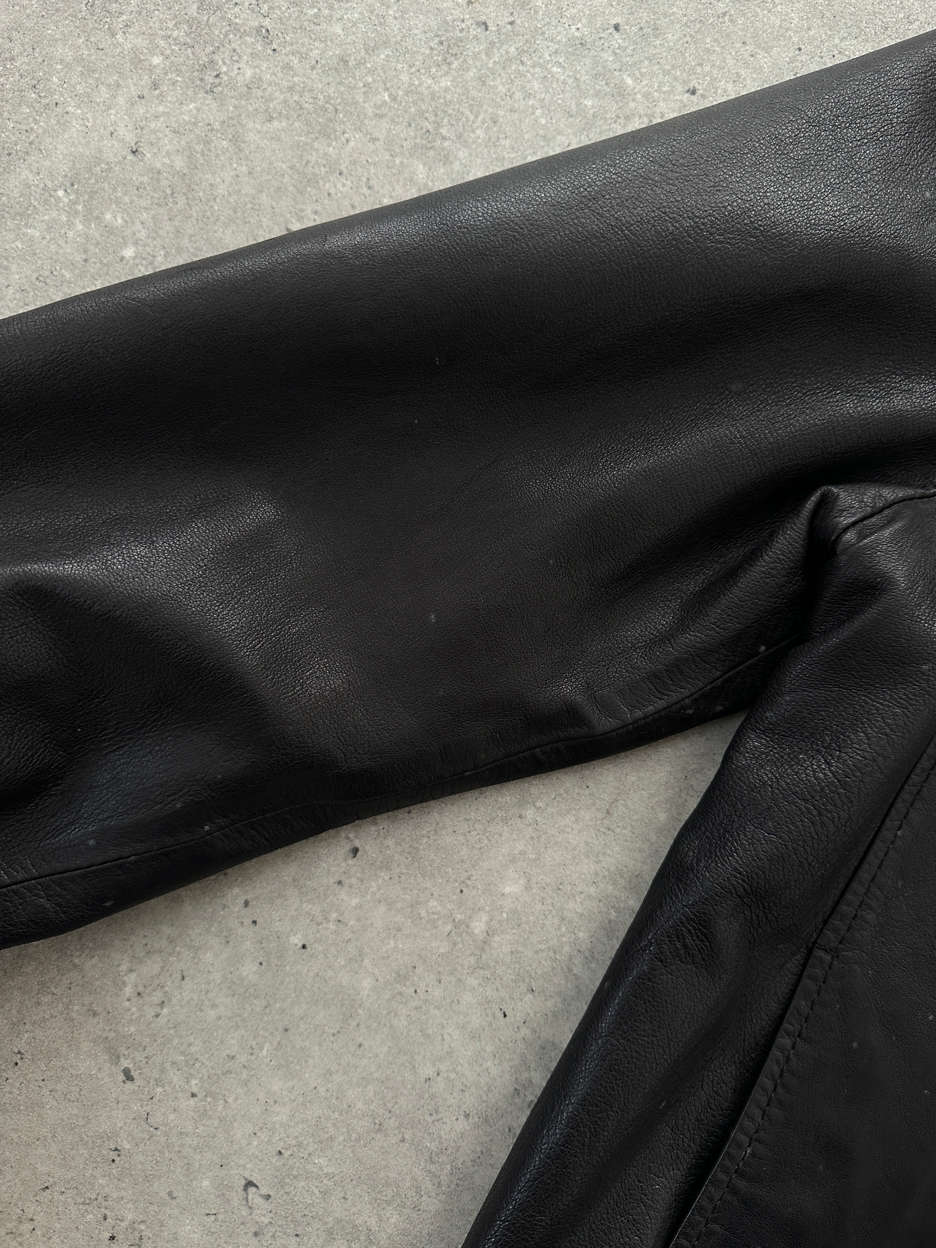 Vintage men's ruched leather jacket, size M, featuring classic design and textured leather details.