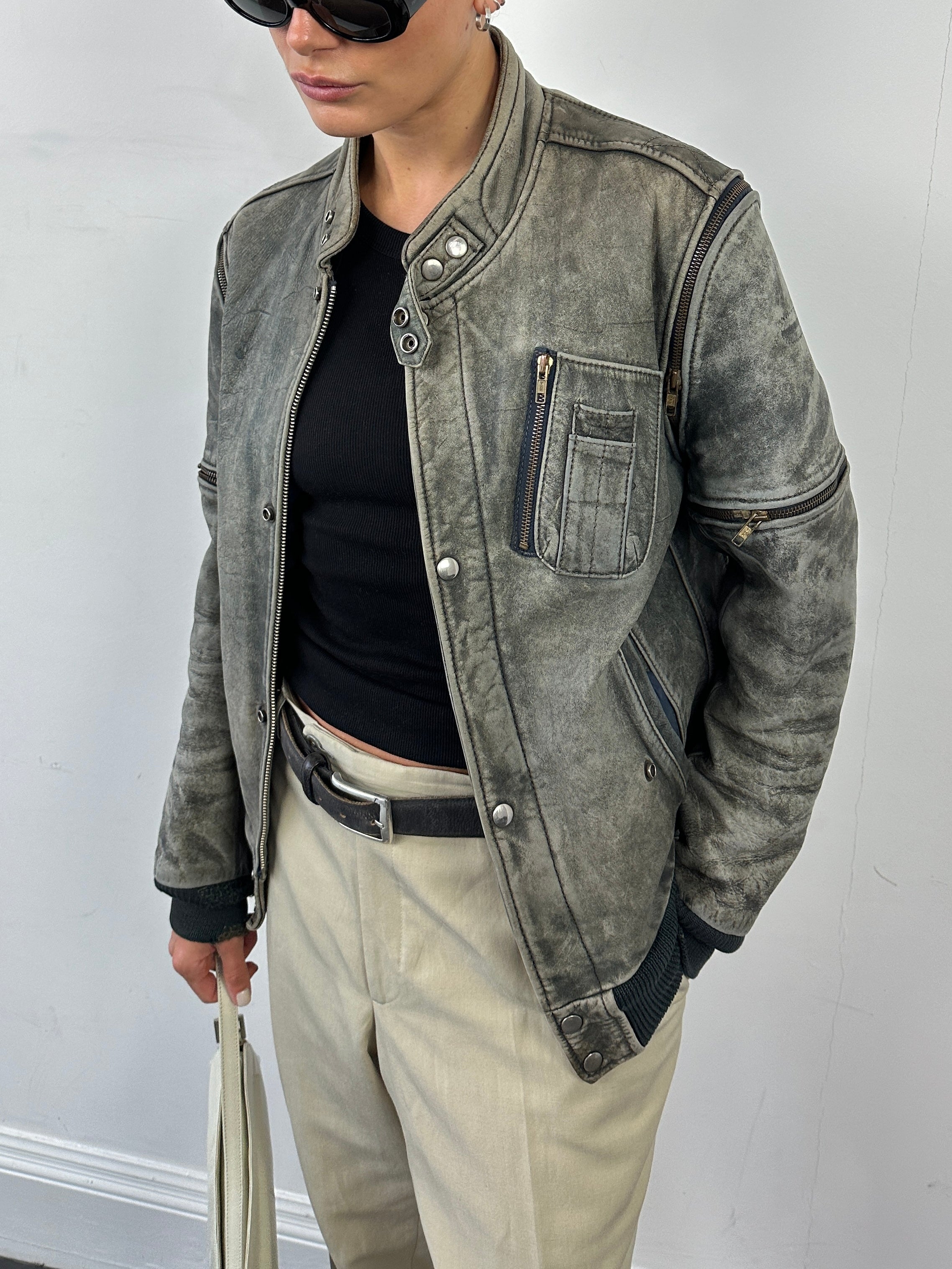 Vintage 3-in-1 aged leather bomber jacket in size M, featuring classic design and distressed leather finish.