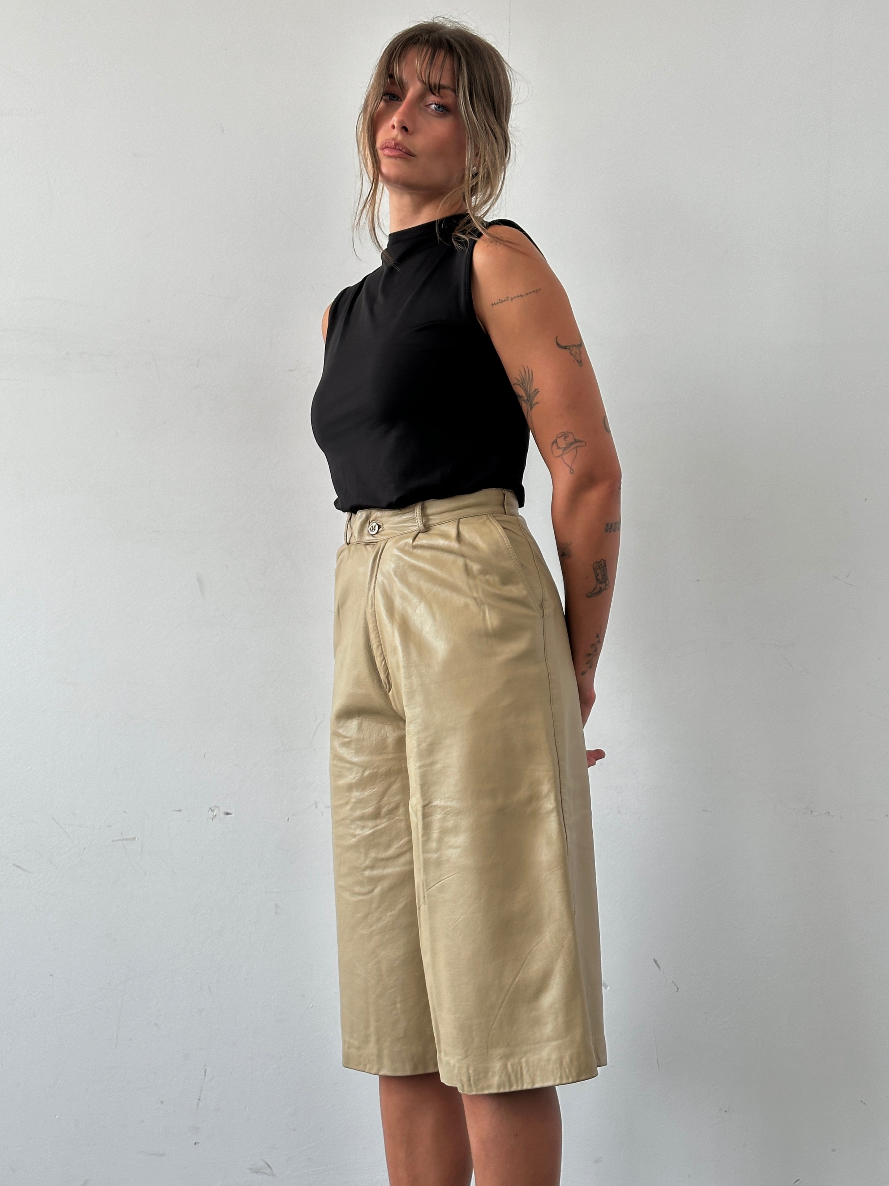 Vintage leather wide-leg high-waisted long shorts, stylish retro shorts with a vintage leather finish and relaxed fit.