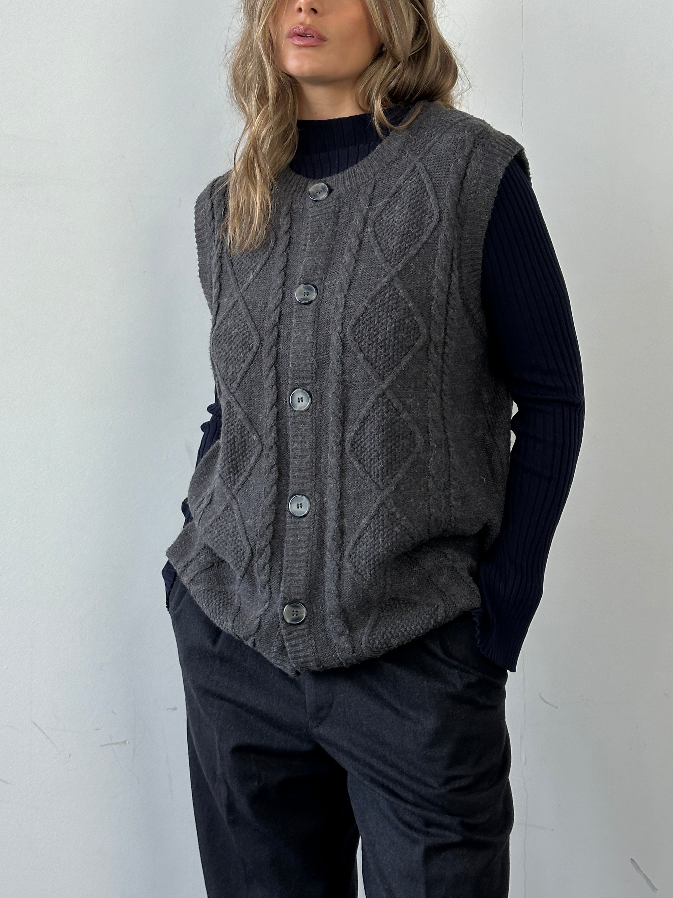 Vintage cable knit sleeveless cardigan in size L/XL, featuring a classic textured knit pattern and a cozy, stylish design.