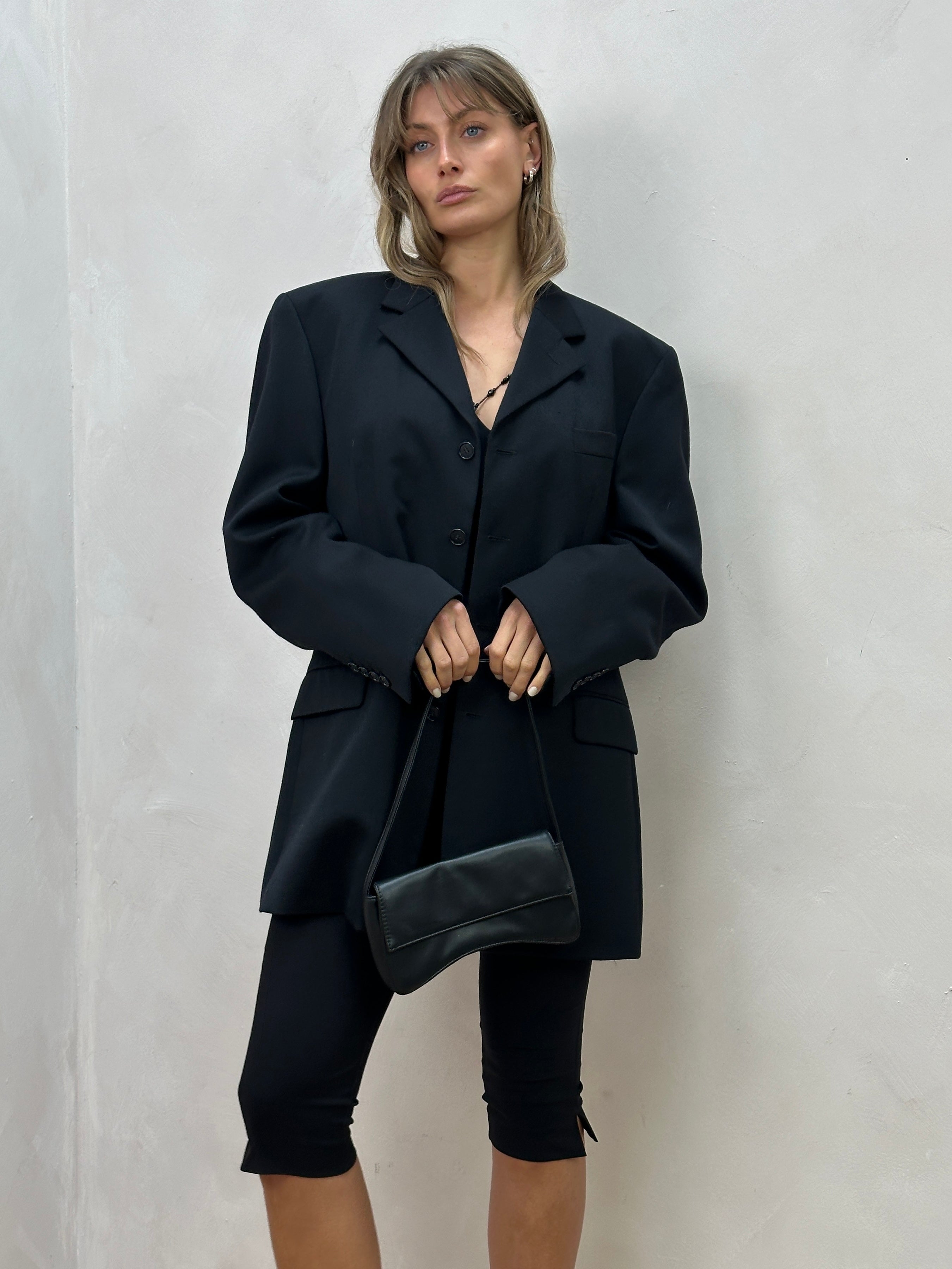 Vintage faux leather shoulder bag with curved design, featuring a classic style and durable strap.