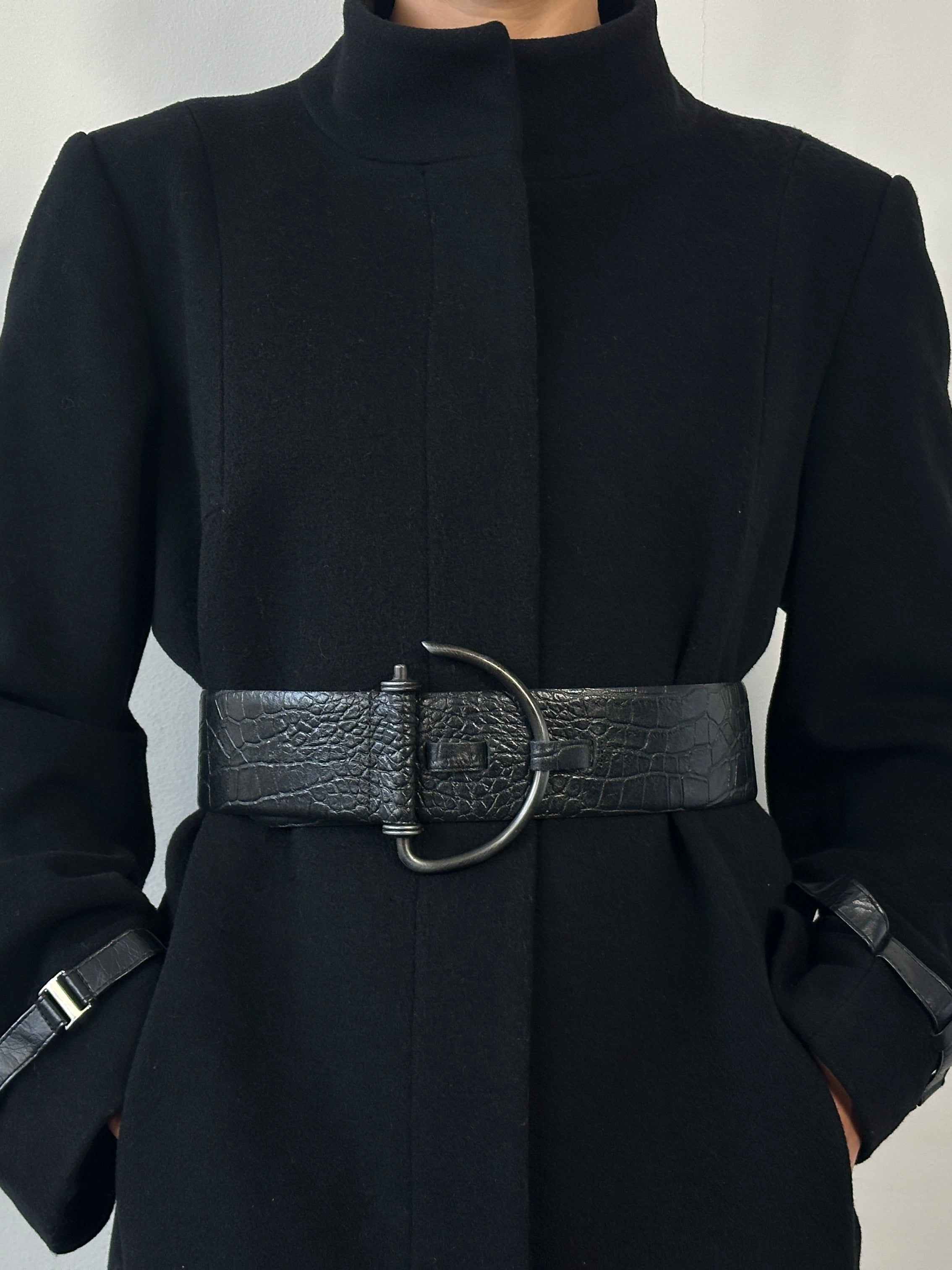 Vintage 1990s leather chunky D-ring belt with adjustable W36-40, featuring a rugged leather strap and large D-ring buckle.