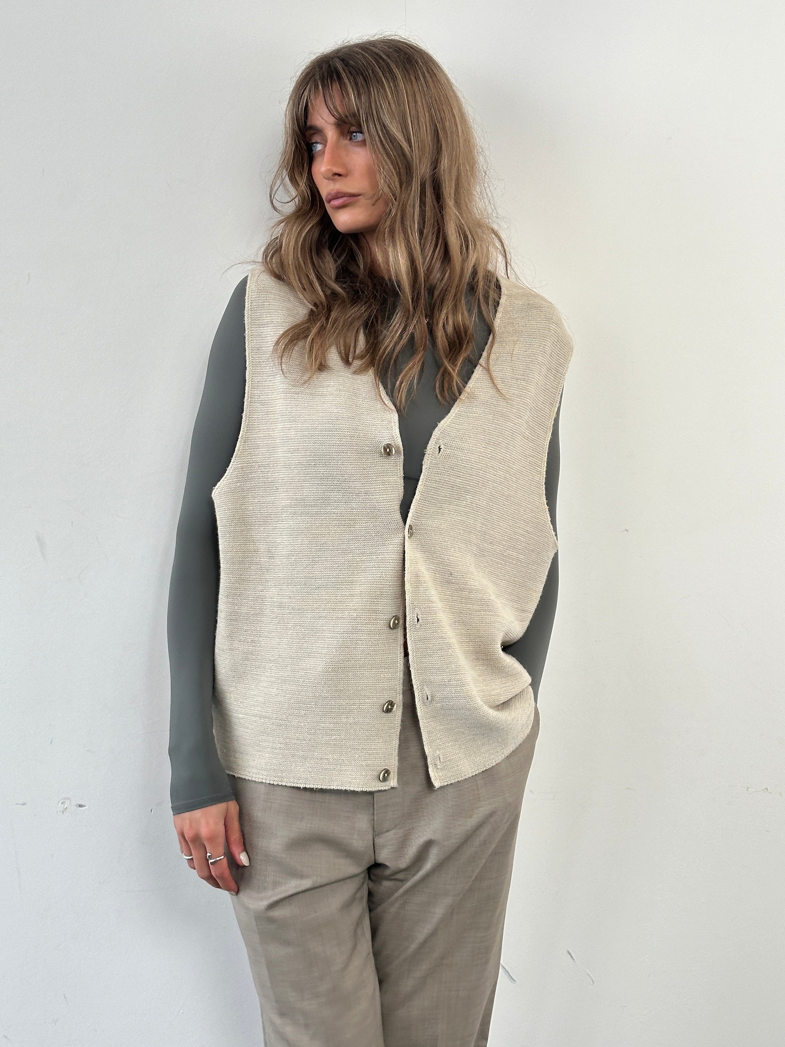British vintage knitted waistcoat in XL size, featuring classic design and textured knit fabric, from the Vintage brand.