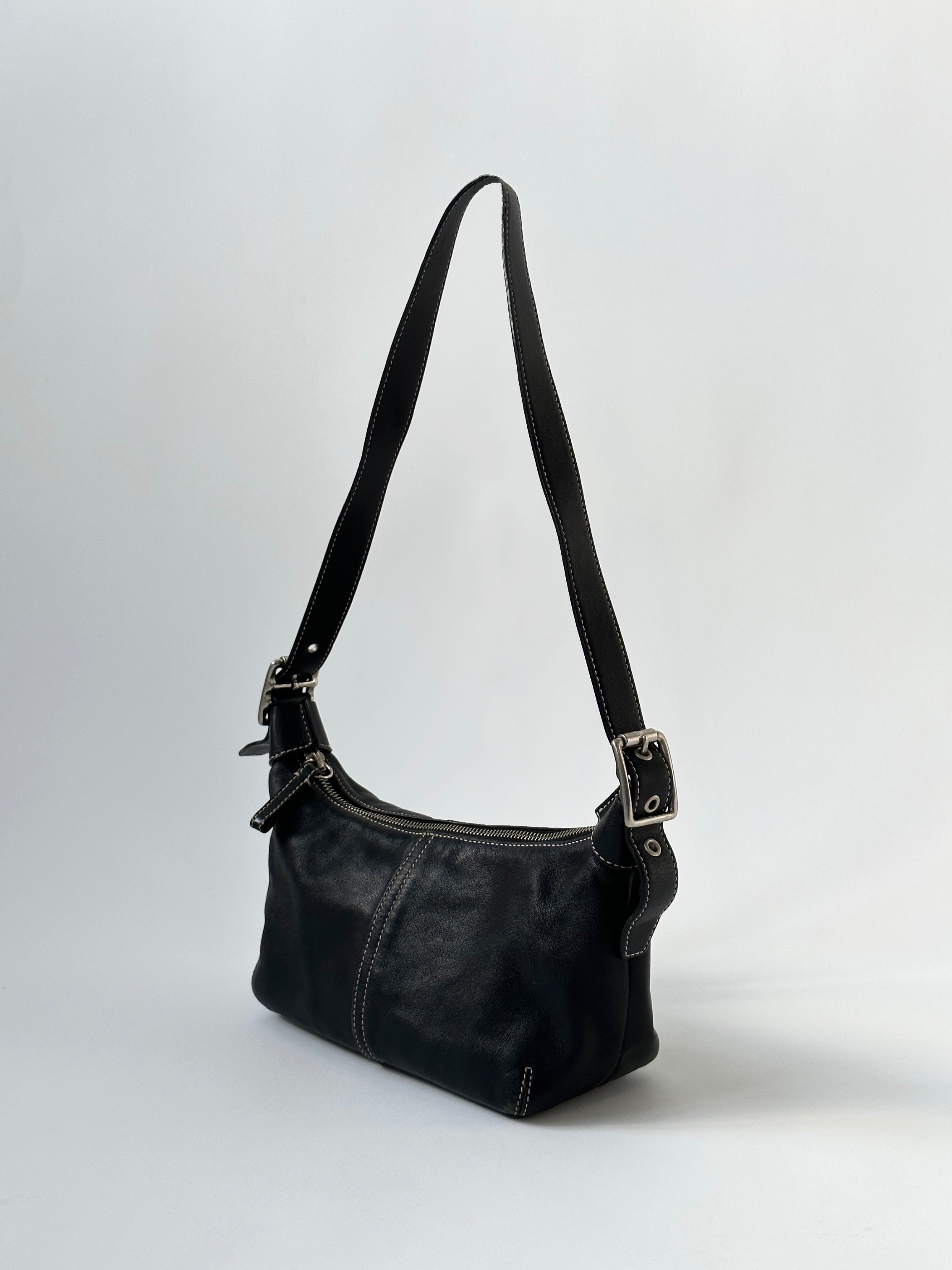 Coach 2000s leather shoulder bag with contrast stitching, featuring a sleek design and functional shoulder strap.