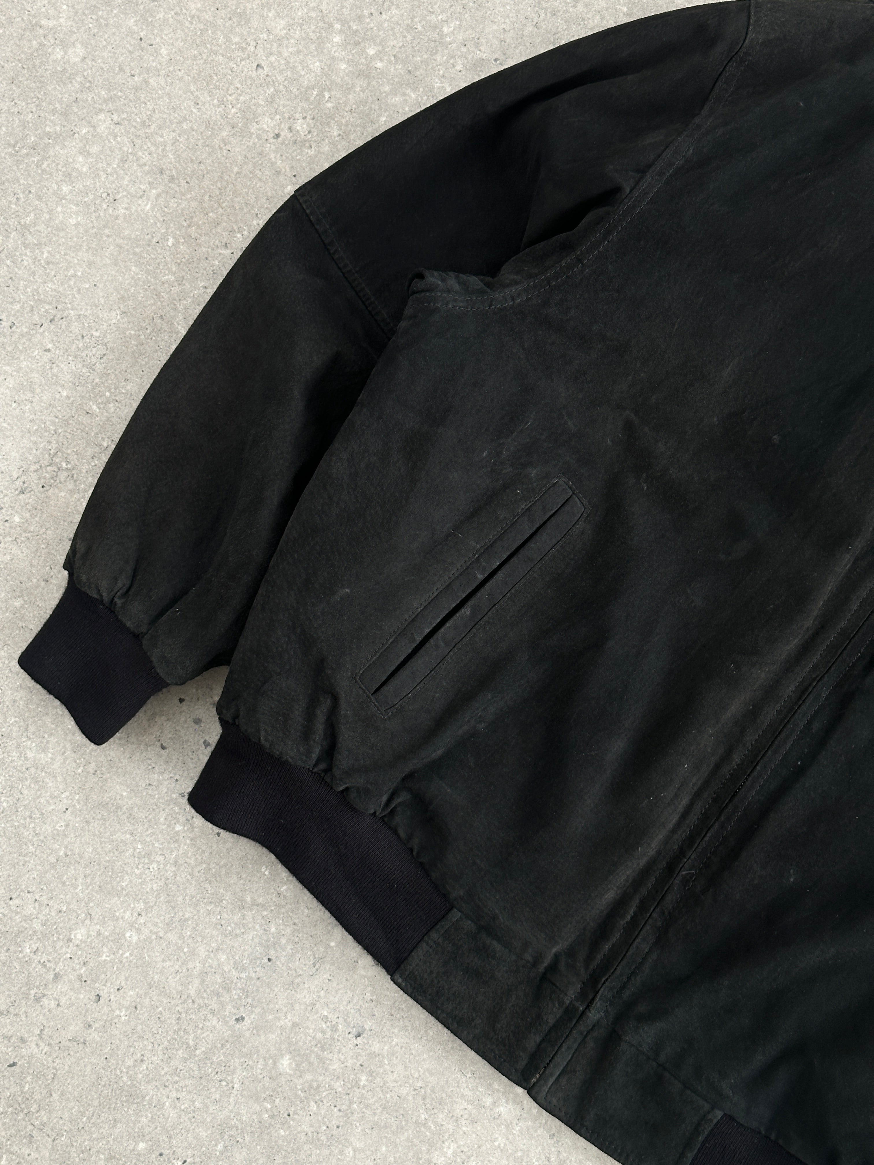 Vintage leather bomber jacket in suede, XXL size, featuring classic design and textured material, stylish and durable outerwear.