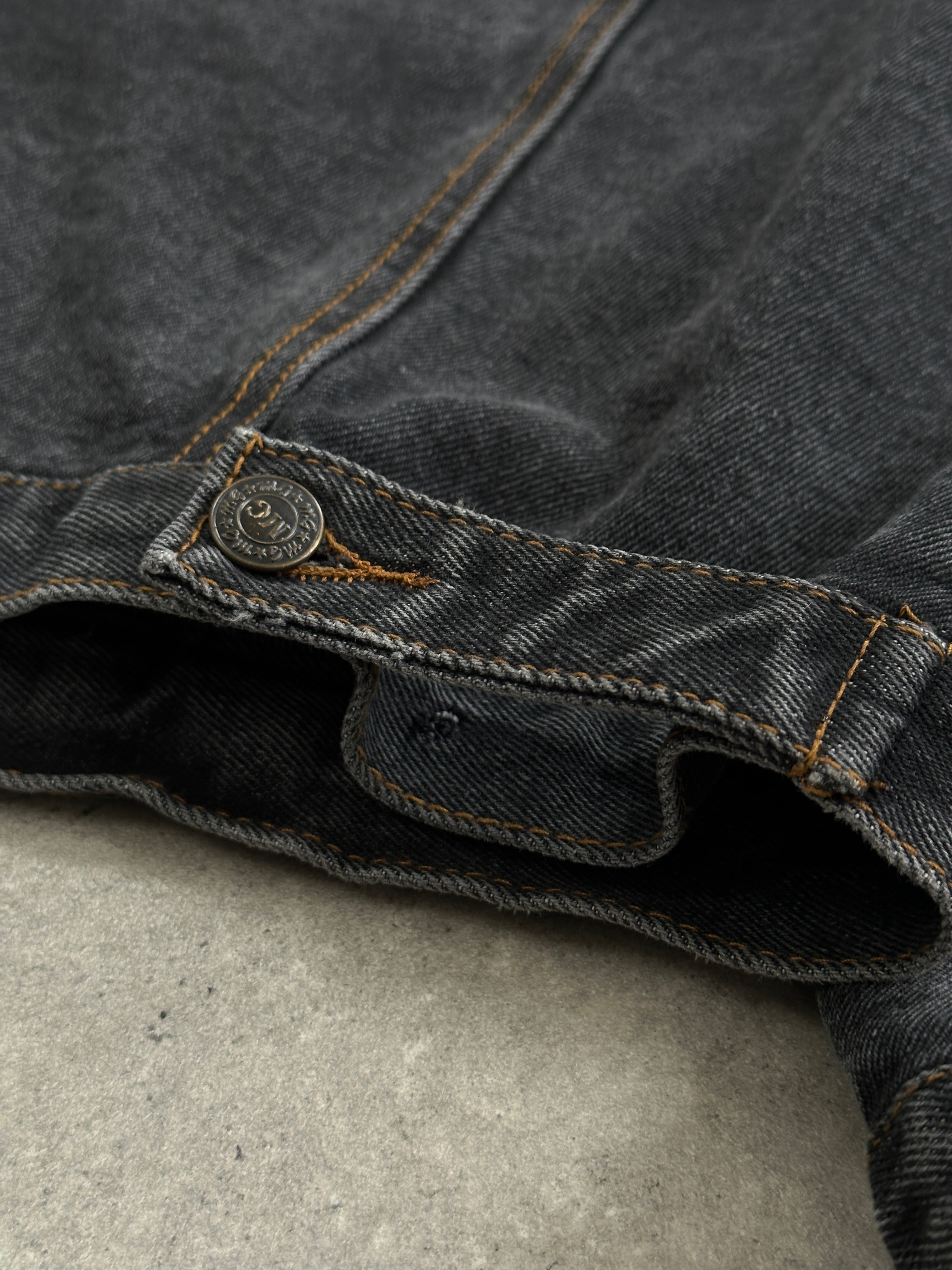 Vintage oversized washed denim jacket in XXL, featuring classic distressed details and a relaxed fit.