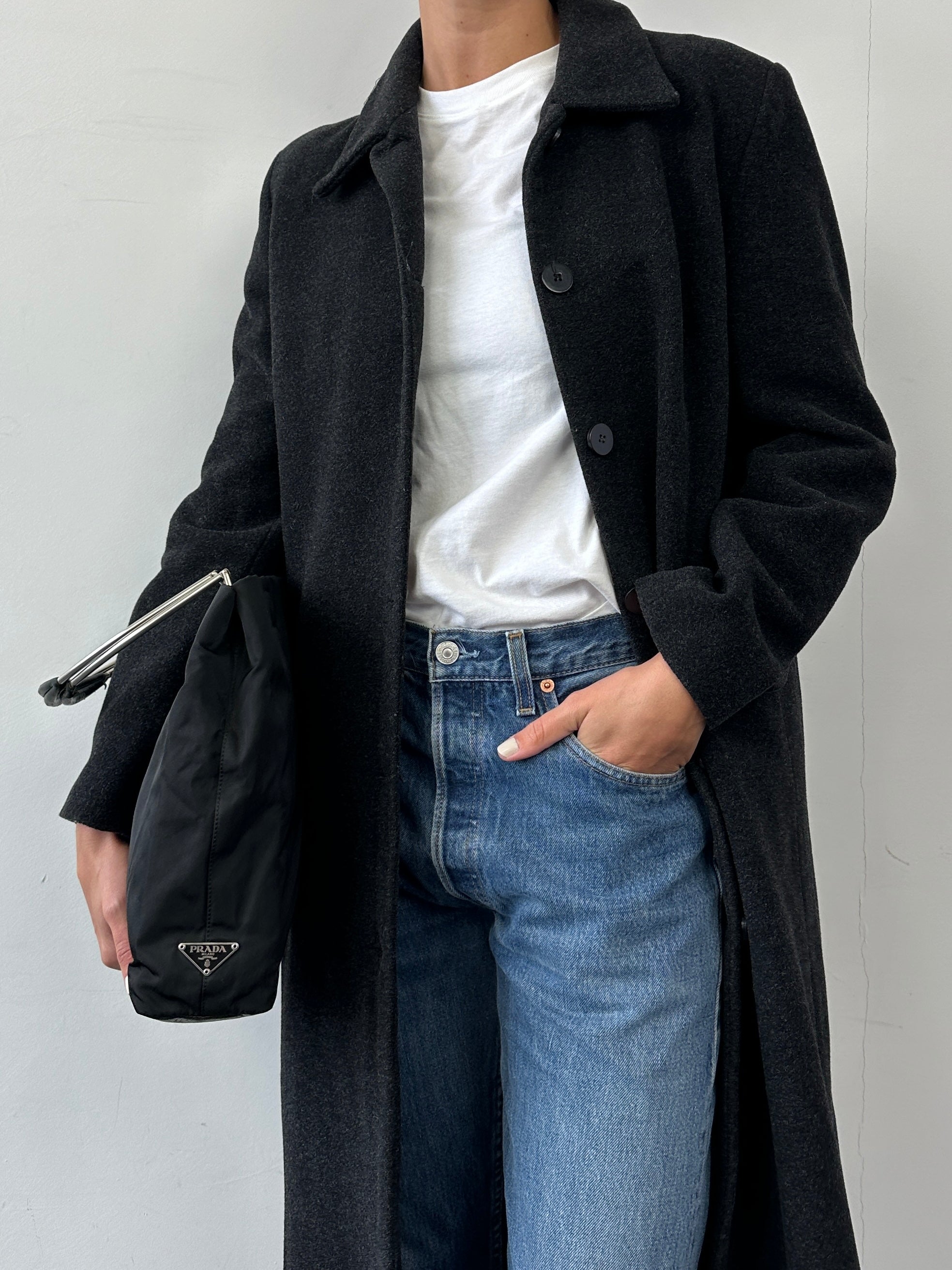 Vintage wool floor-length coat, single-breasted style in size M, featuring a classic vintage design and tailored fit.