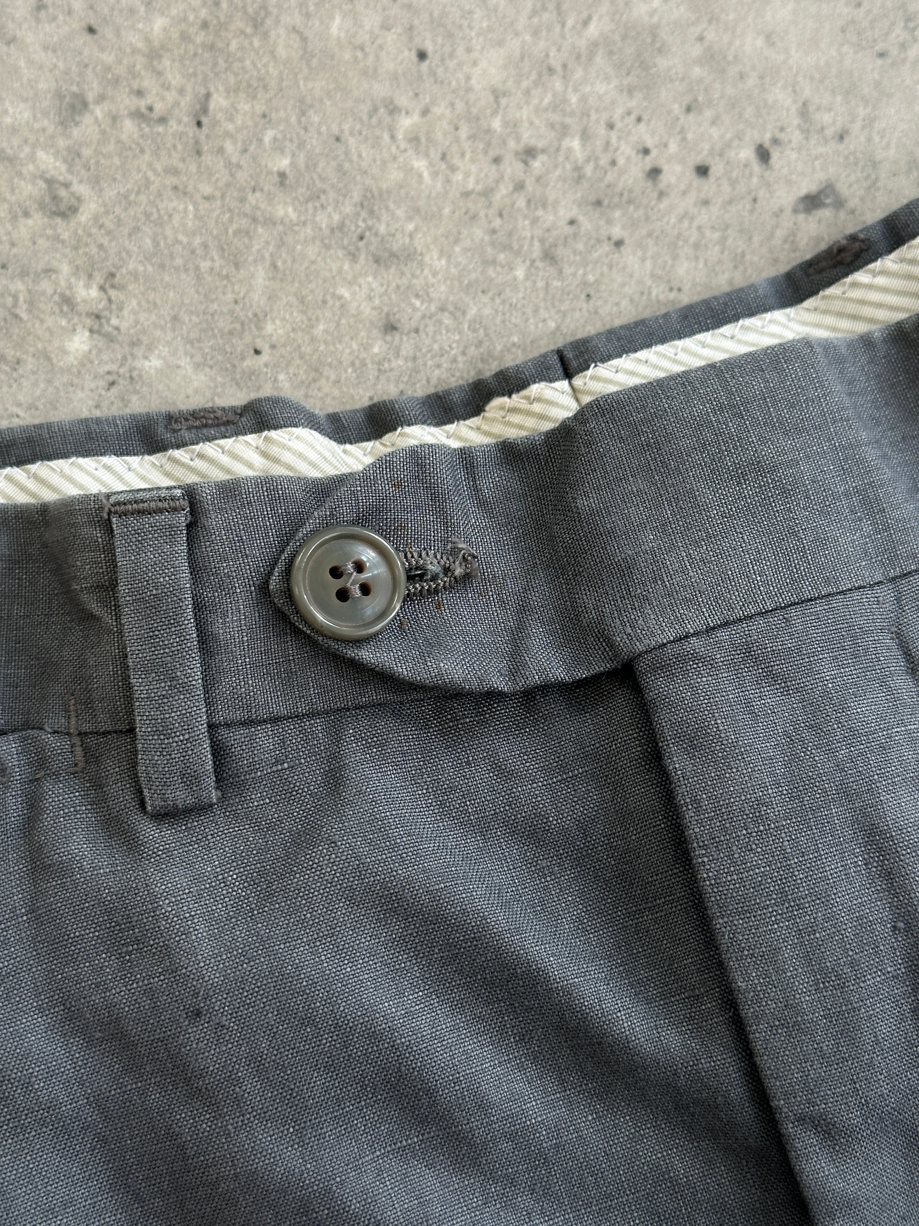 Vintage Italian linen straight-leg trousers with mid waist and pleats, W30, featuring a classic, relaxed fit and vintage style.