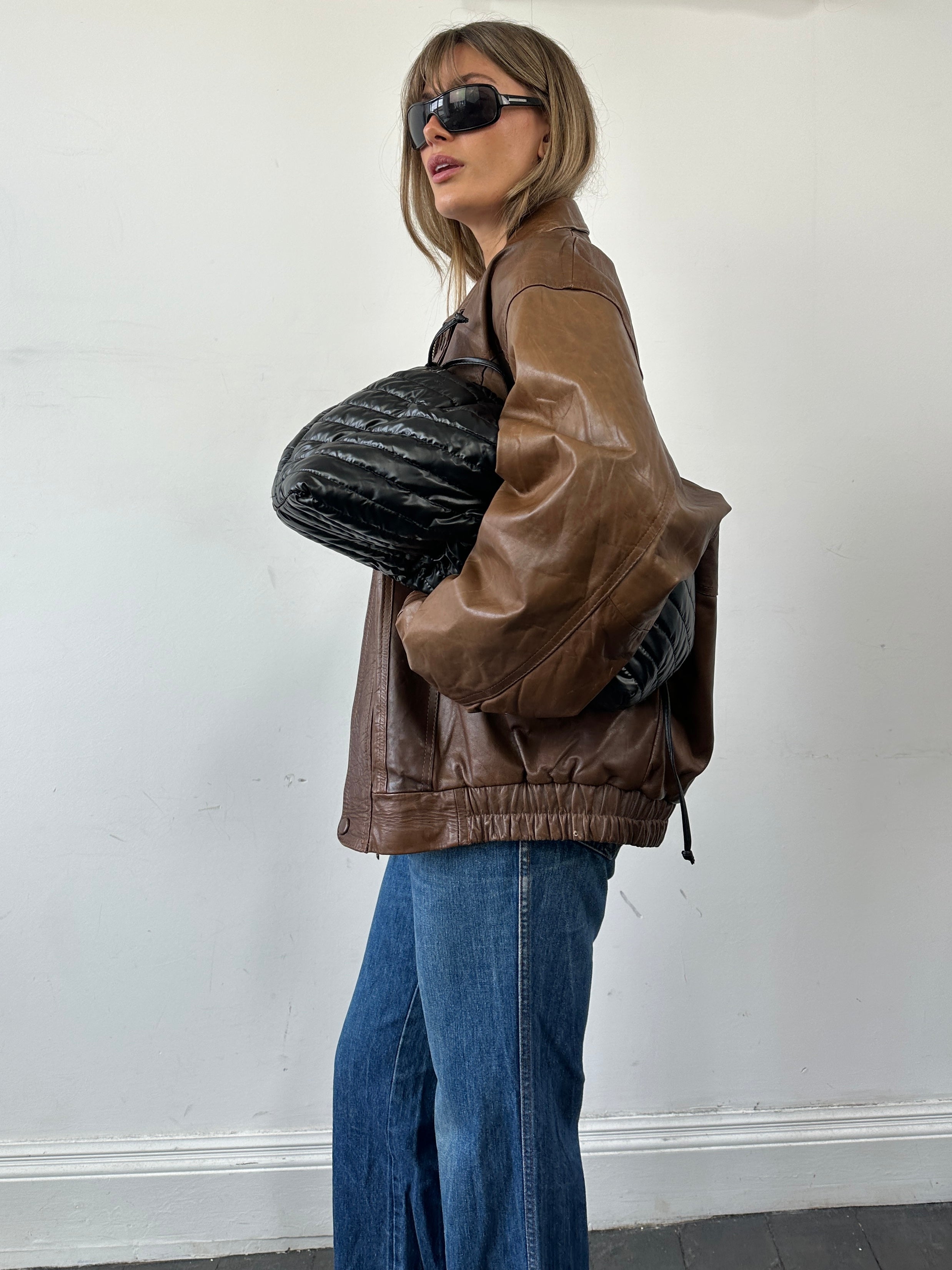 Vintage tobacco leather bomber jacket in XL size, featuring a classic fit and rugged style with visible stitching and zip closure.