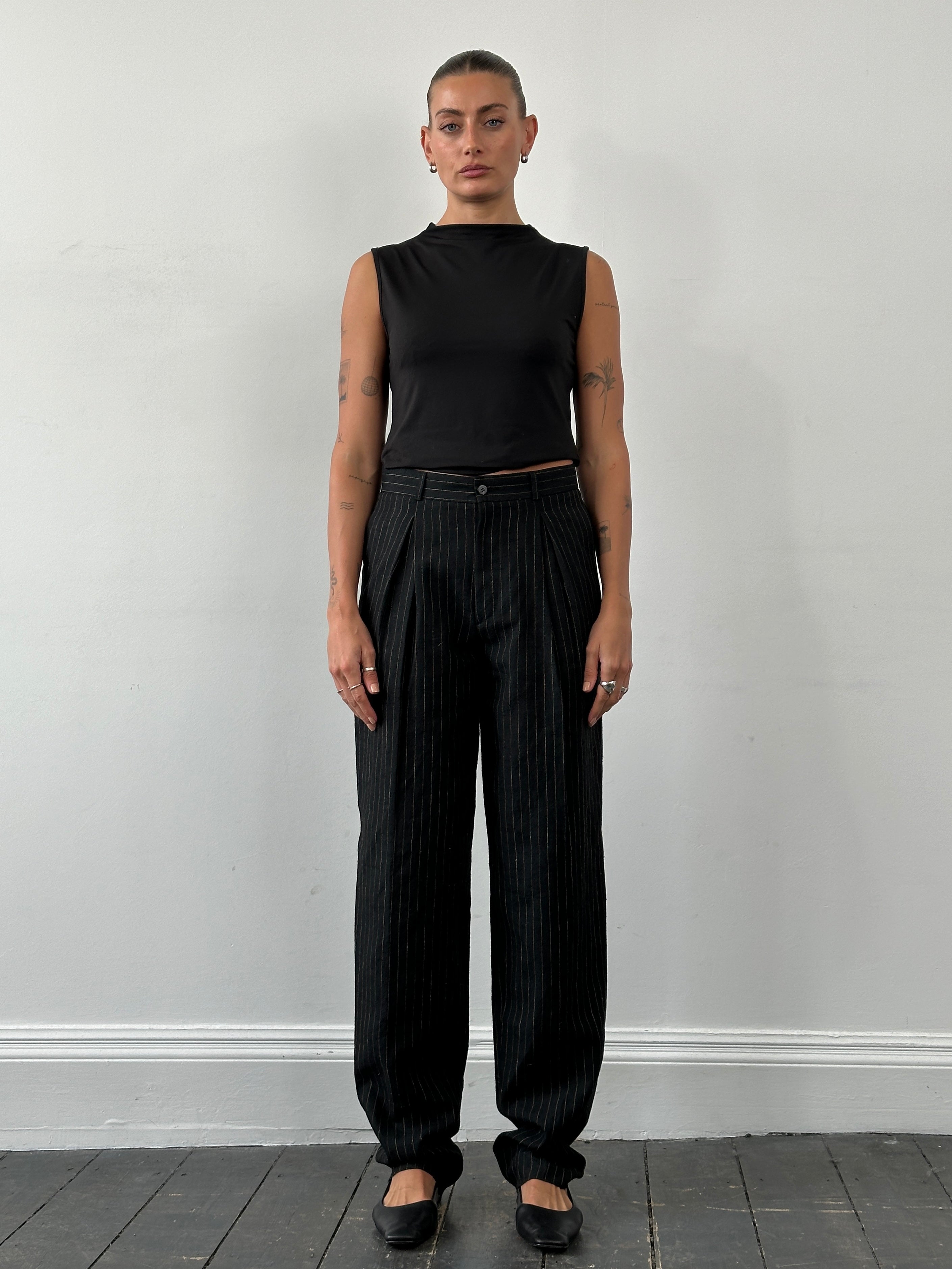 Vintage linen stripe straight-leg pleated trousers in W28, featuring a classic vintage style and tailored fit.