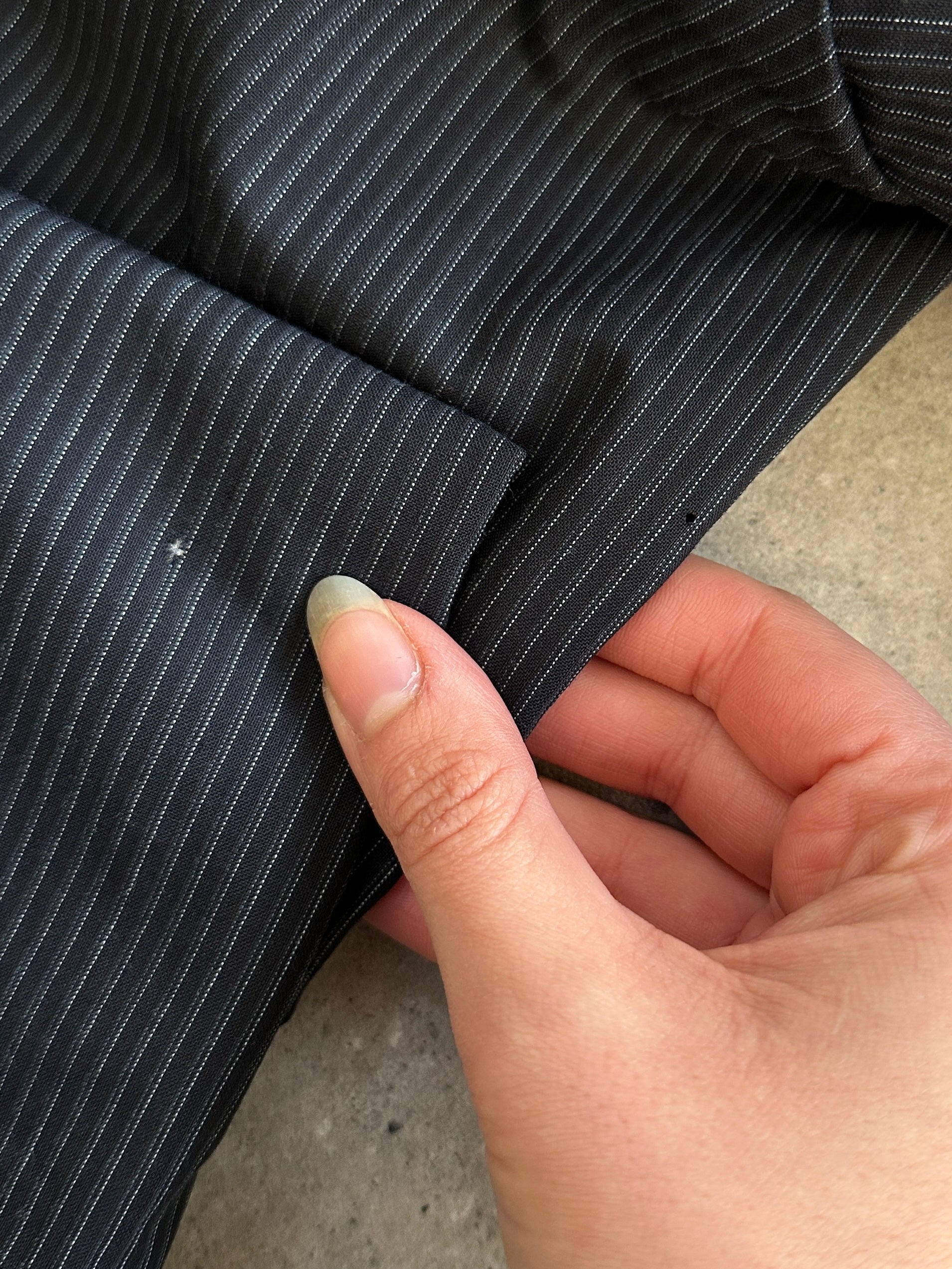 Hugo Boss stripe pure wool single-breasted blazer in size 40R/XL, featuring classic design and tailored fit.