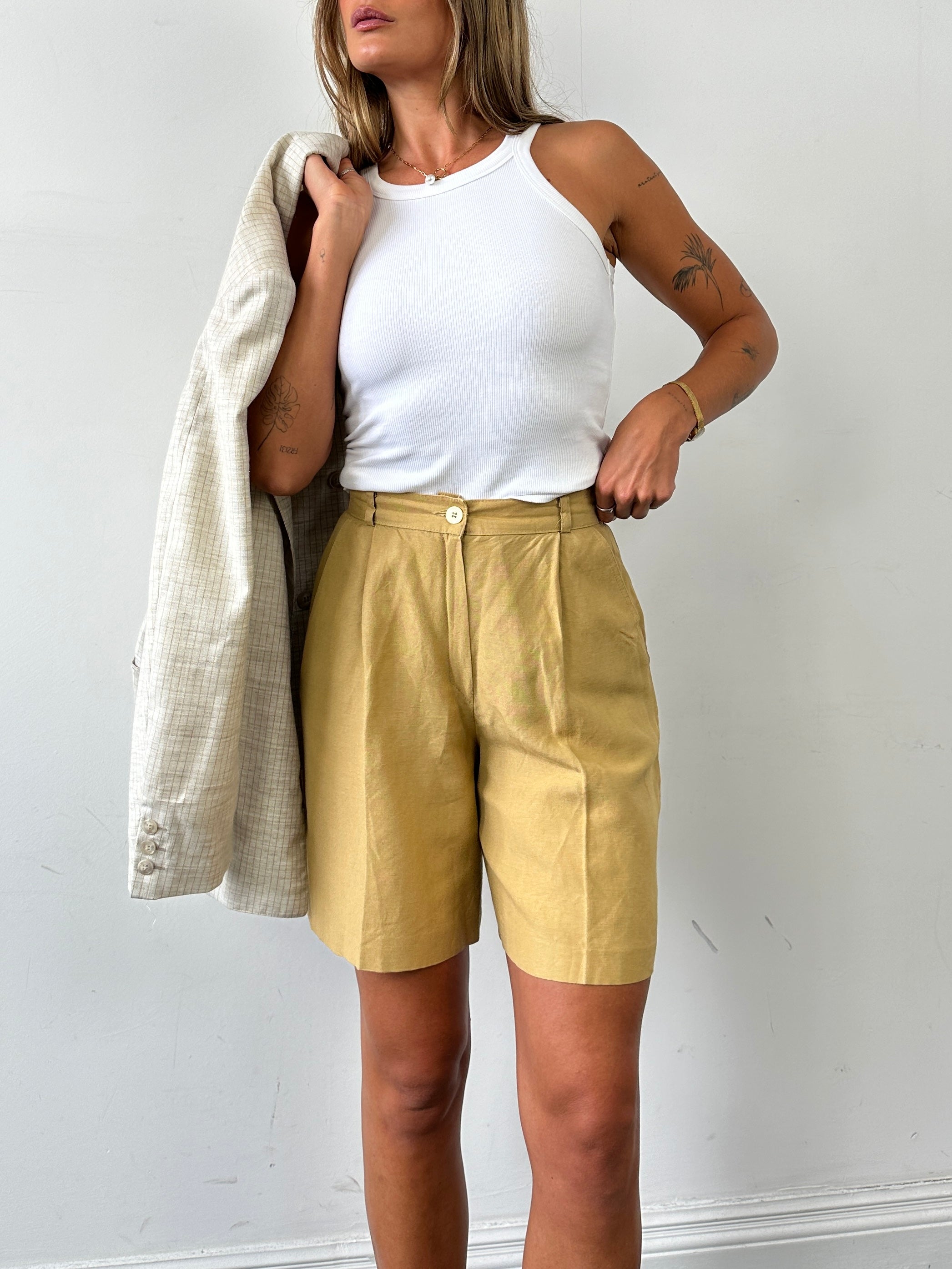 Vintage linen pleated wide-leg shorts in size W26, featuring a relaxed fit and classic design.