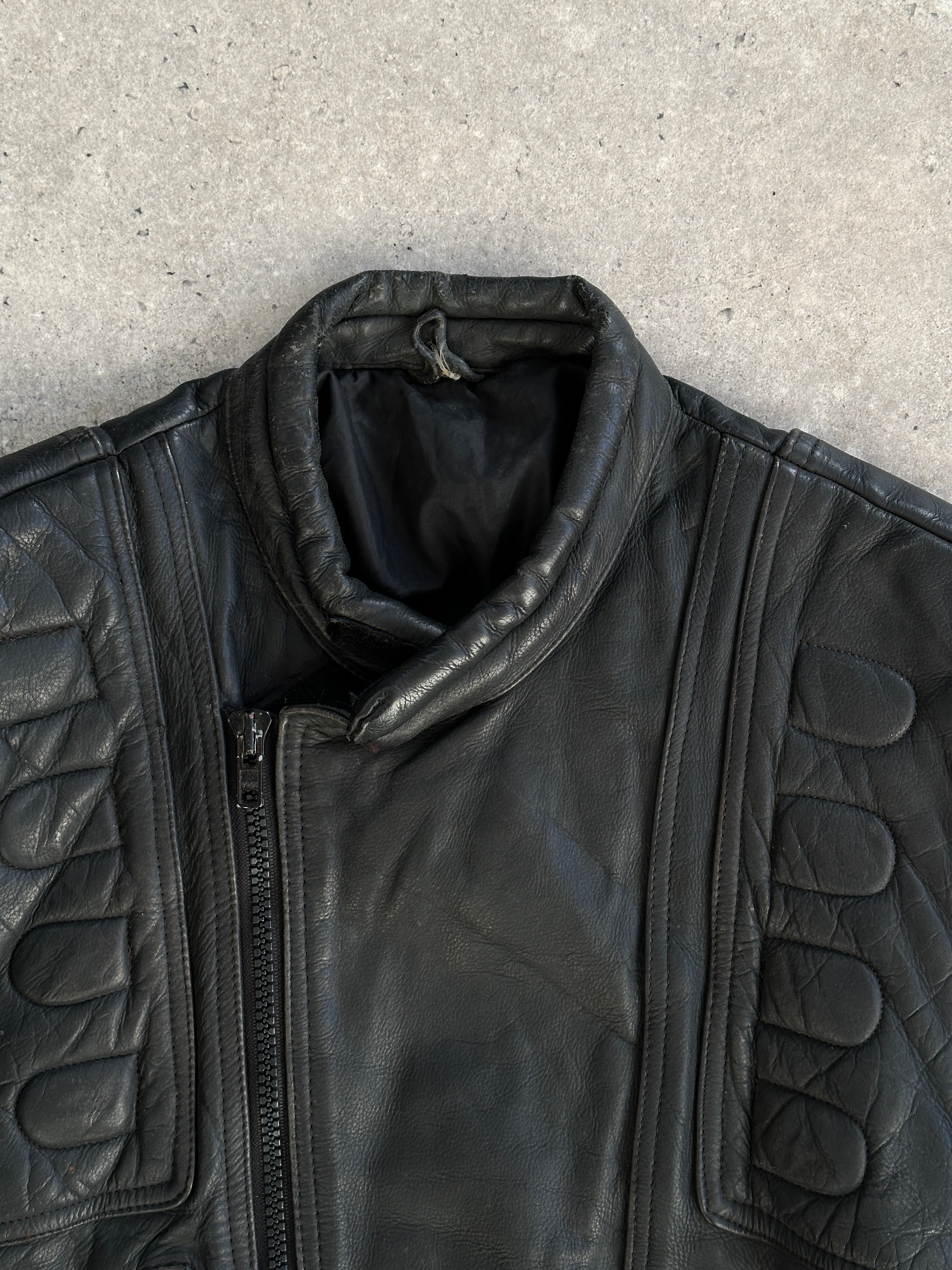 Vintage structured motorcycle leather jacket in black, size L/XL, featuring classic design and durable leather material.