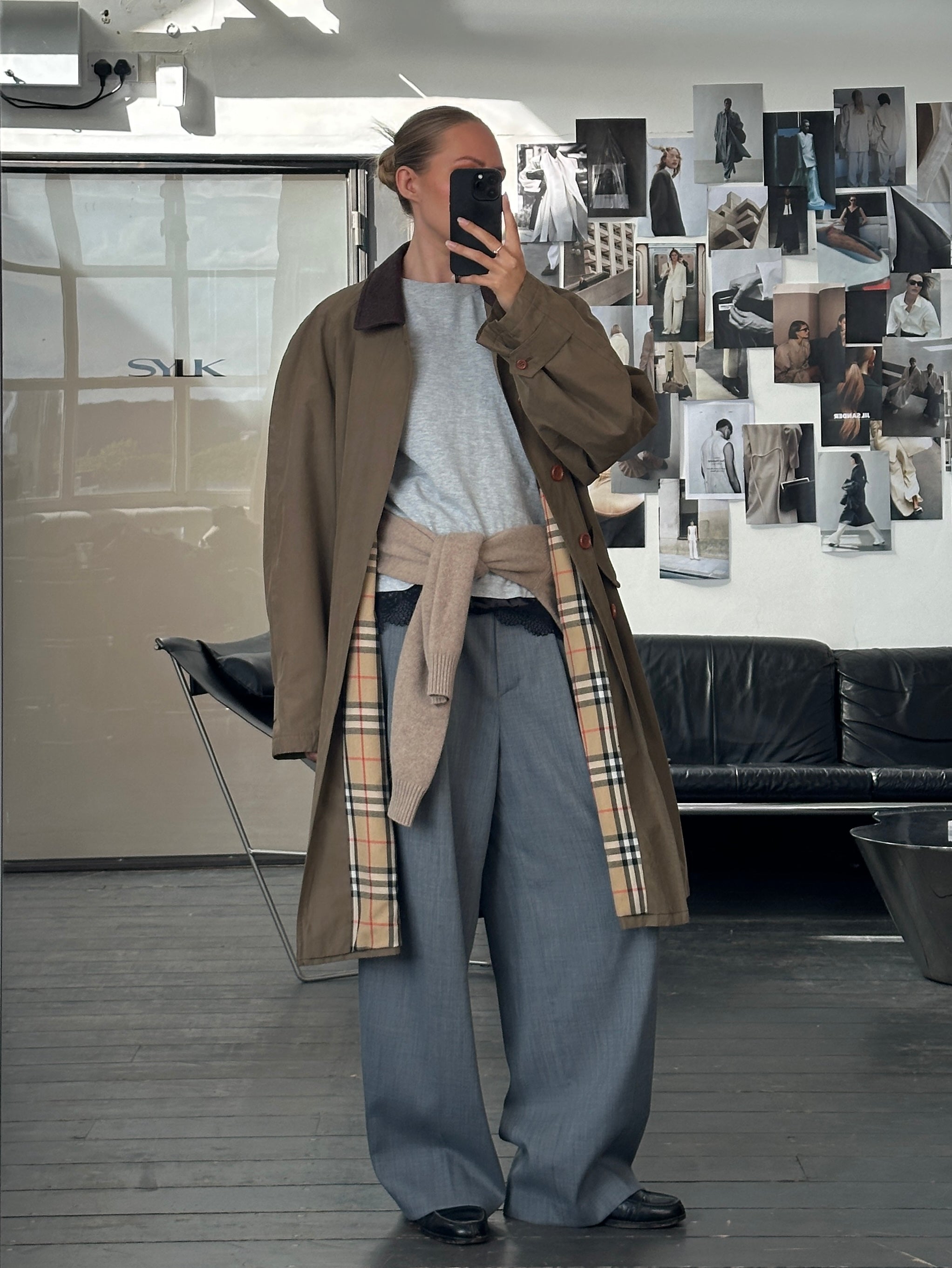 Burberry 1990s cotton field trench coat in XL/XXL, beige color, classic design with belt and double-breasted buttons.