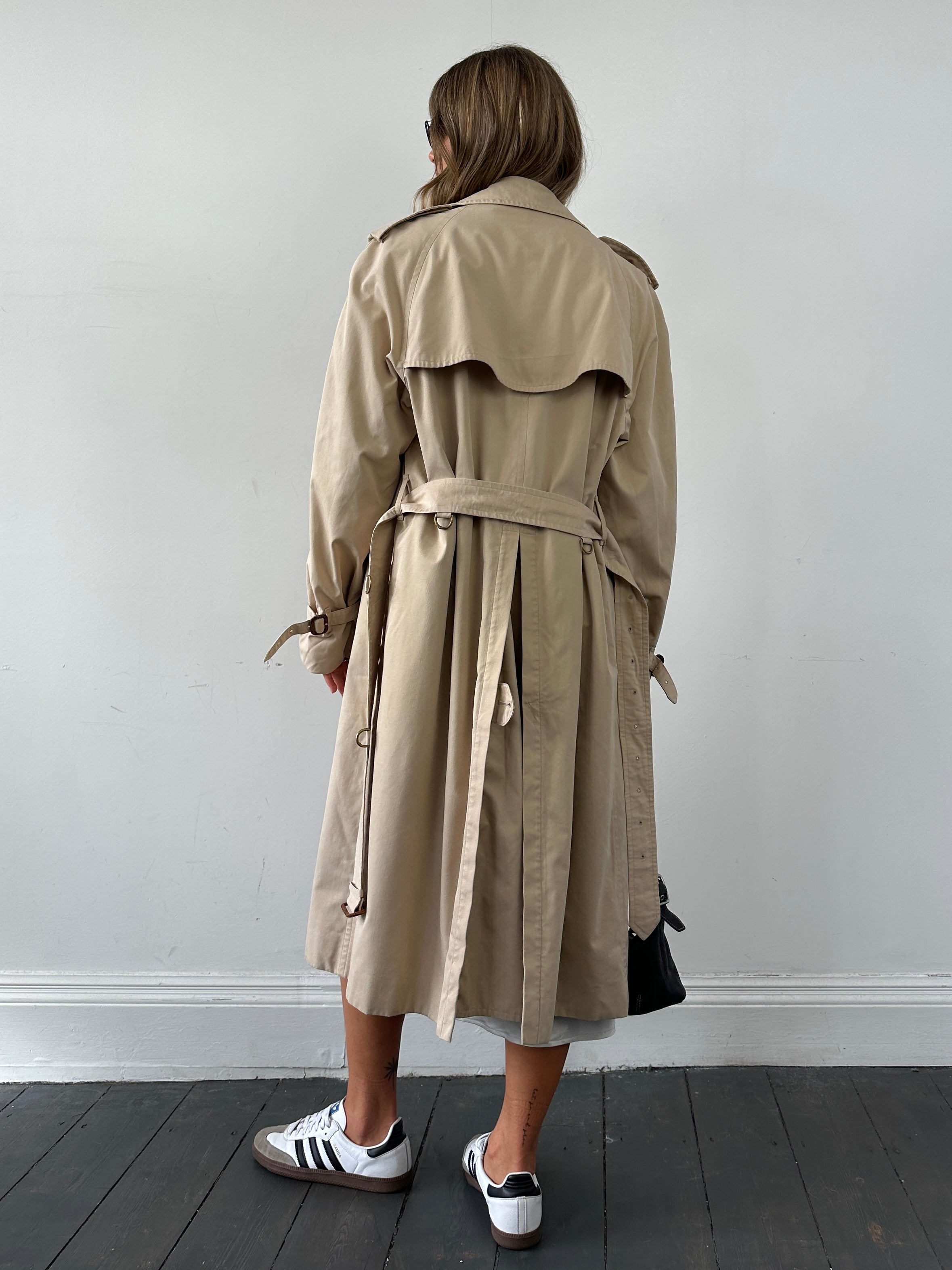 Burberry double-breasted trench coat in XL size, featuring classic beige color and stylish belt detail.