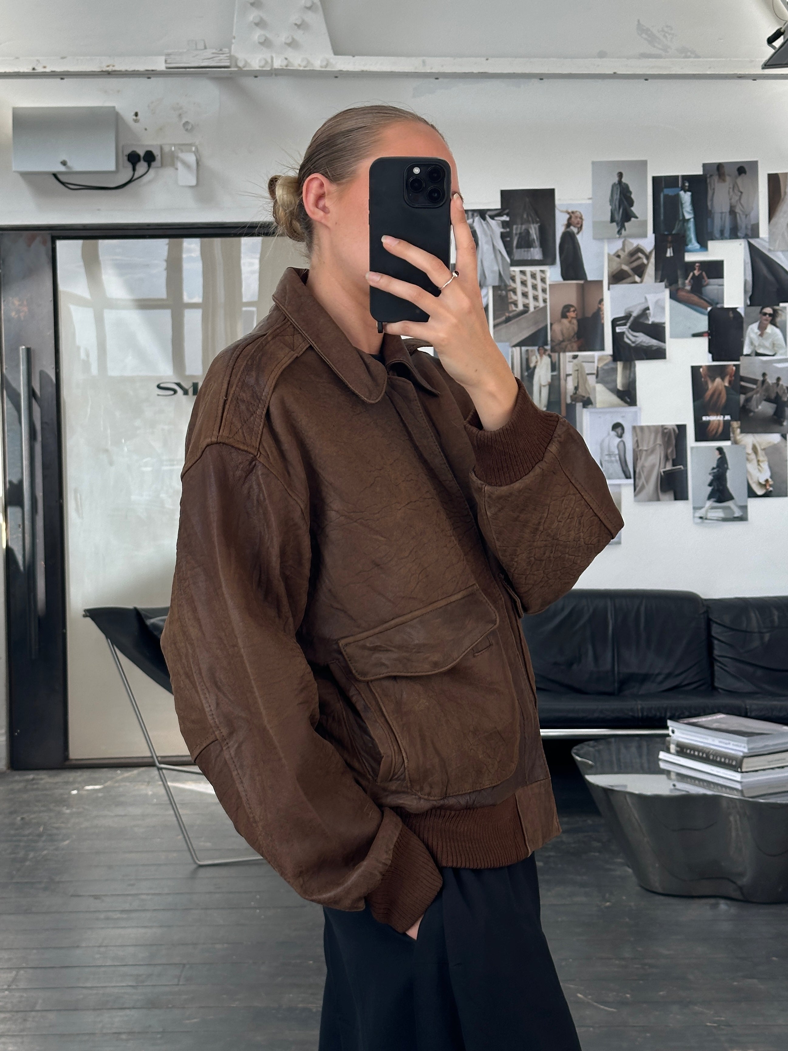 Vintage 90s leather bomber jacket, men's size M/L, featuring classic design and distressed leather texture.