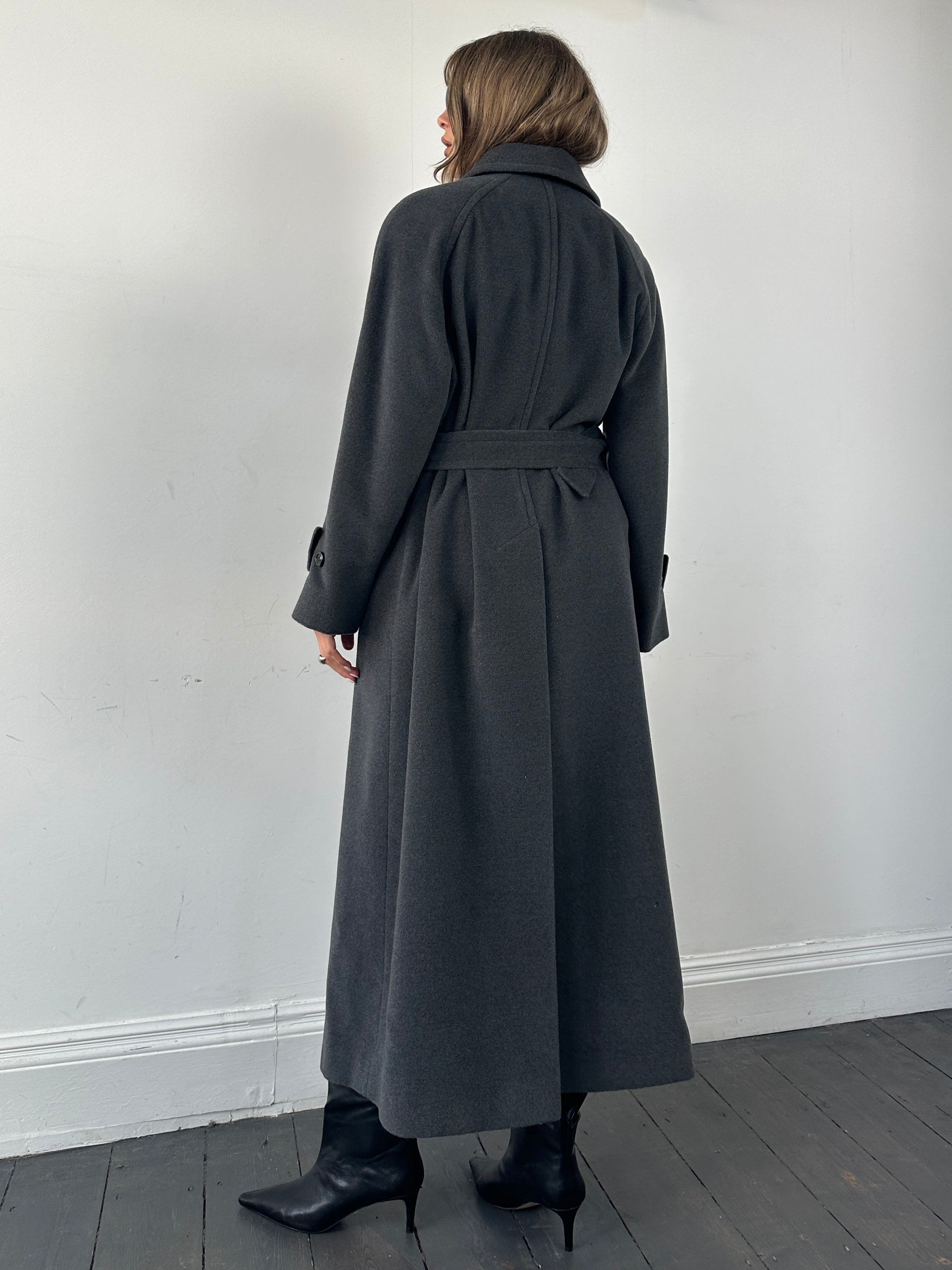 Vintage British vintage pure wool floor-length belted coat in size L, featuring classic design and warm wool fabric.