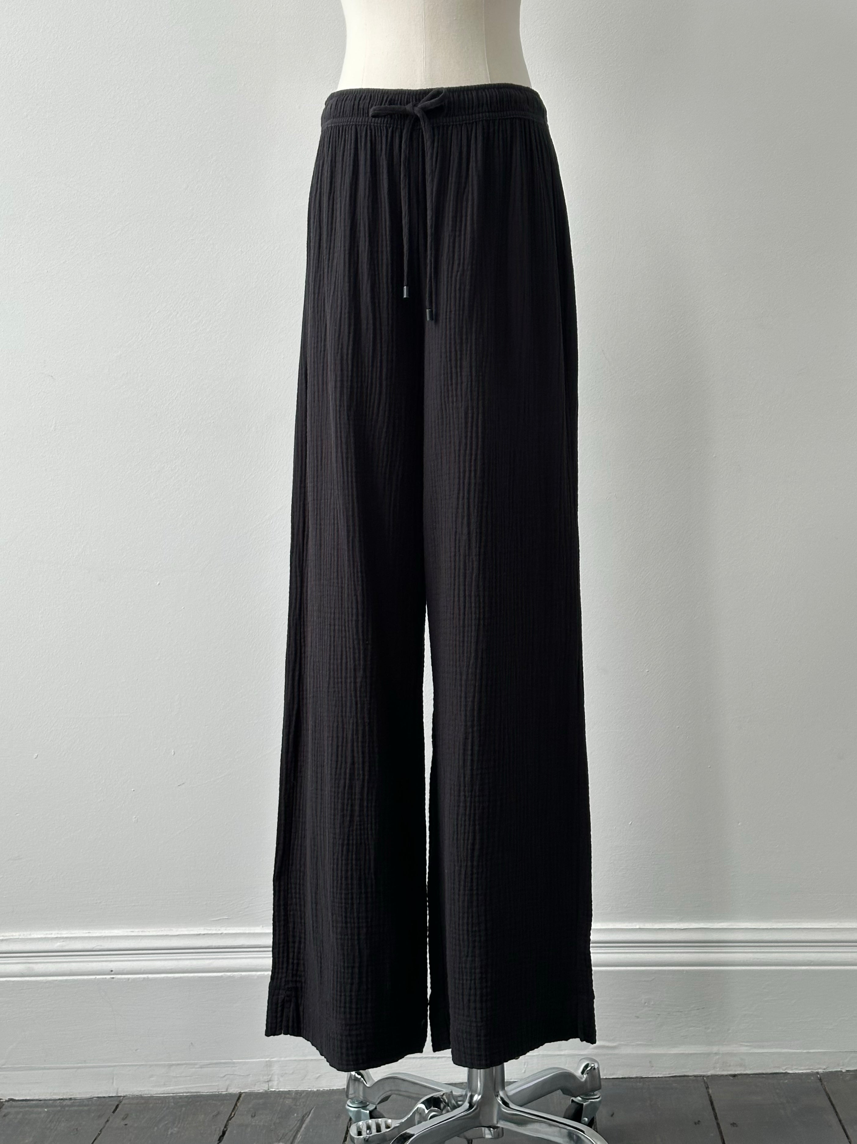 DKNY beachwear wide-leg cotton trousers in size W28-W32, with a relaxed fit and 2000s vintage style.