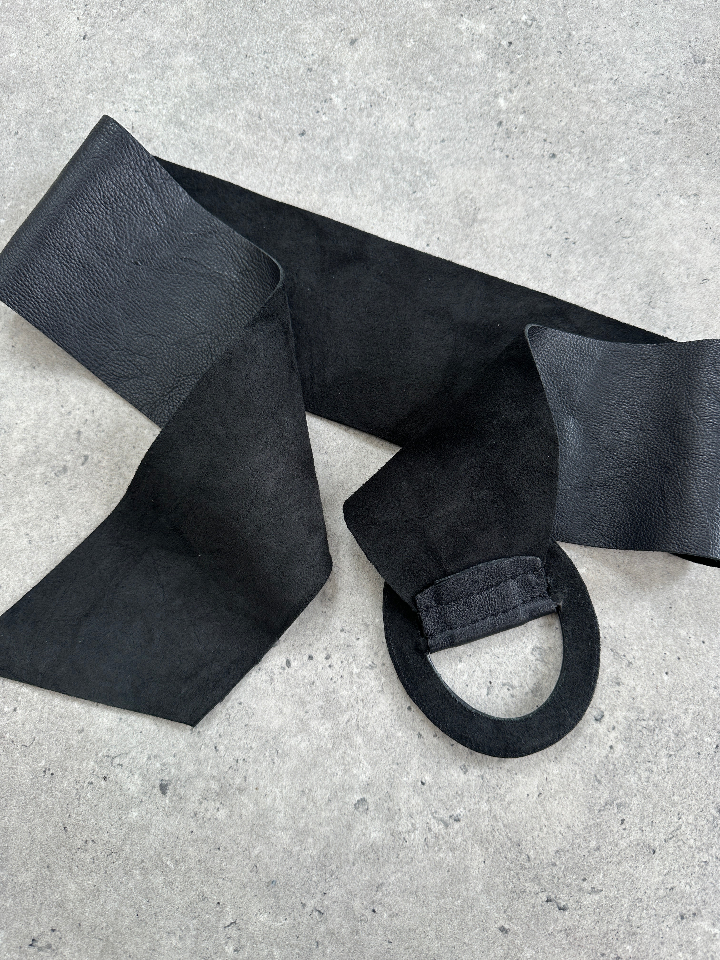 Vintage 2000s oval leather chunky belt in XS-M size, featuring a bold design and classic vintage style.