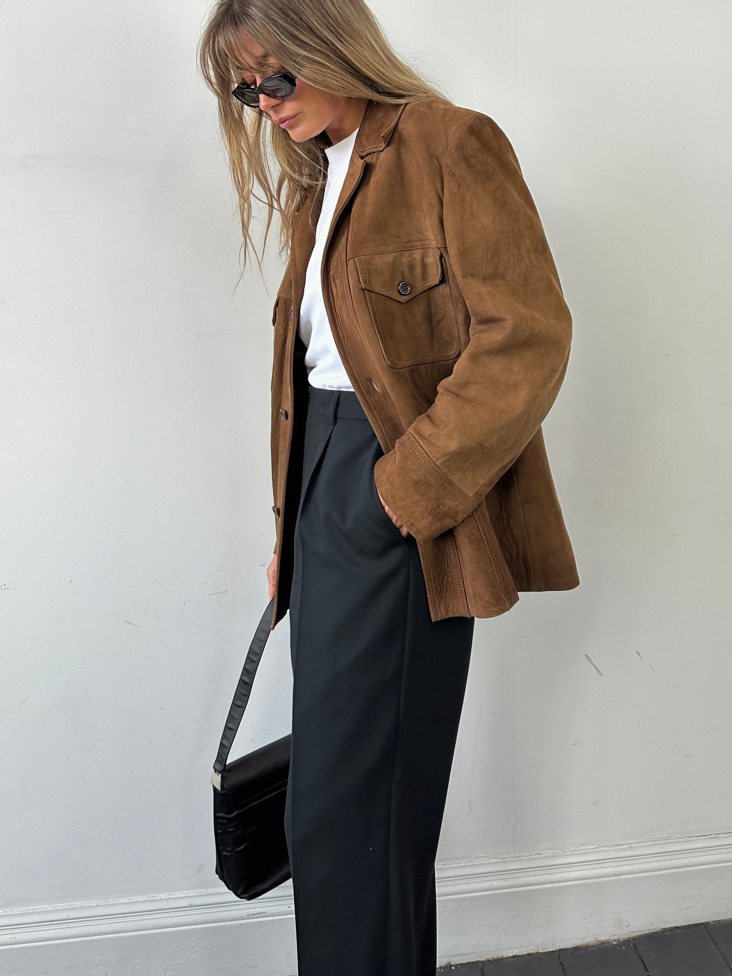 Vintage British 70s suede leather trucker jacket in size L, featuring classic design and authentic vintage style.