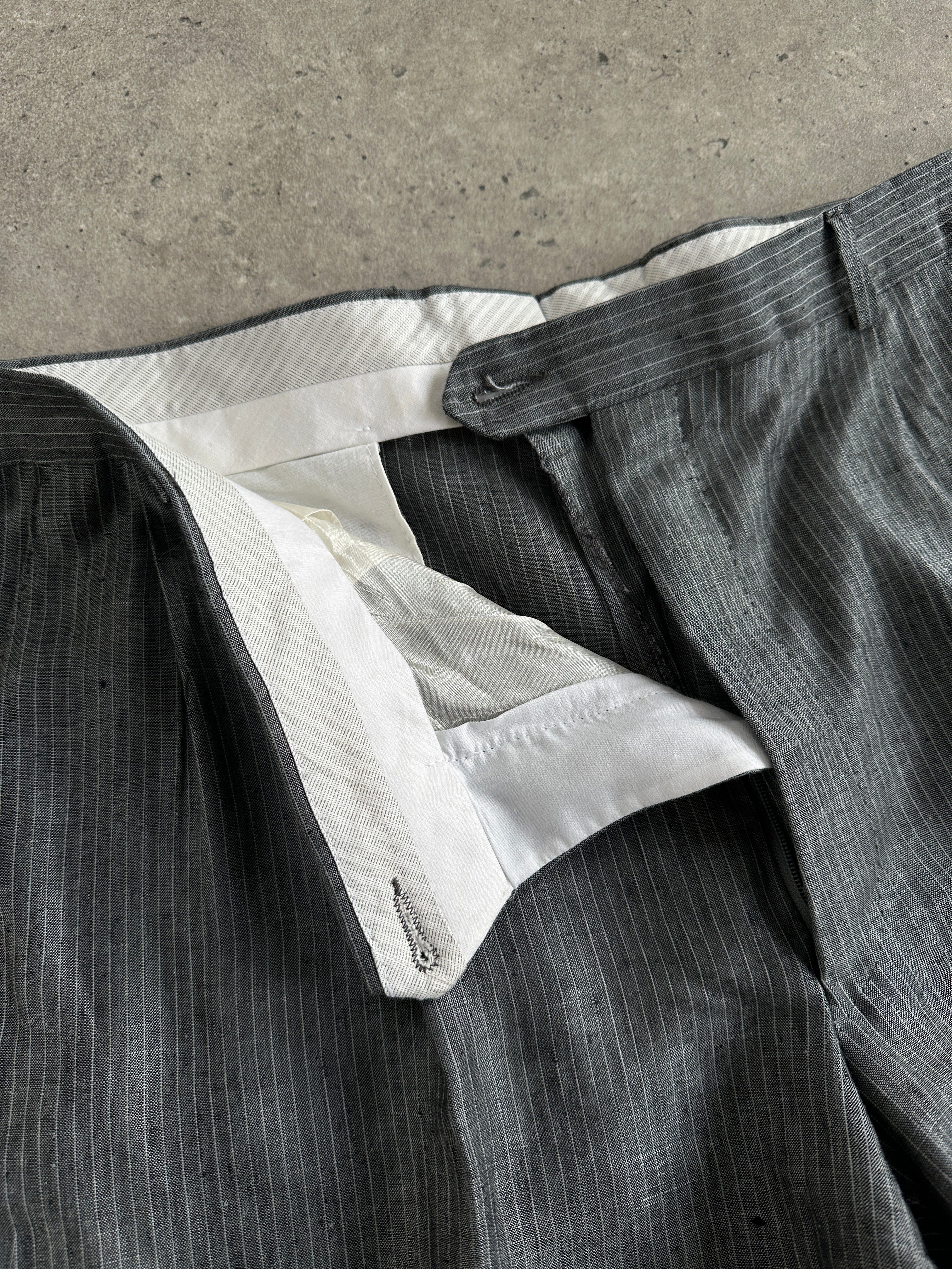 Lightweight vintage Italian straight-leg tailored trousers in size W34, featuring classic design and premium fabric.