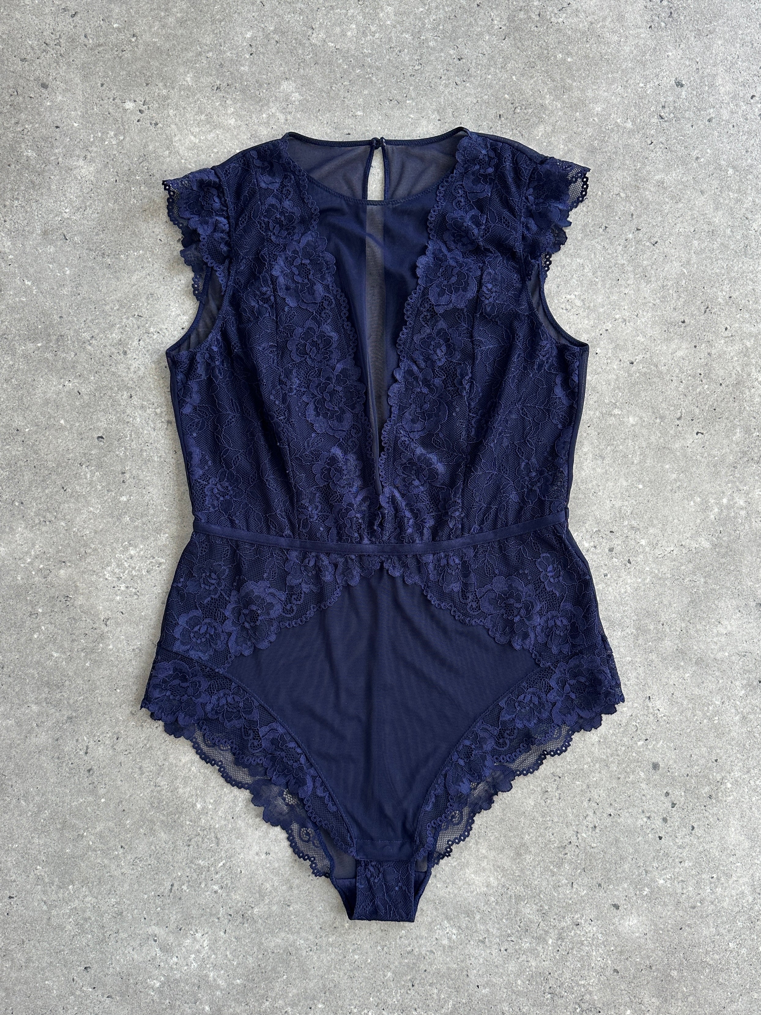 Vintage 2000s lace bodysuit top in size M featuring intricate lace details and a classic fit, styled as a fashionable women's top.