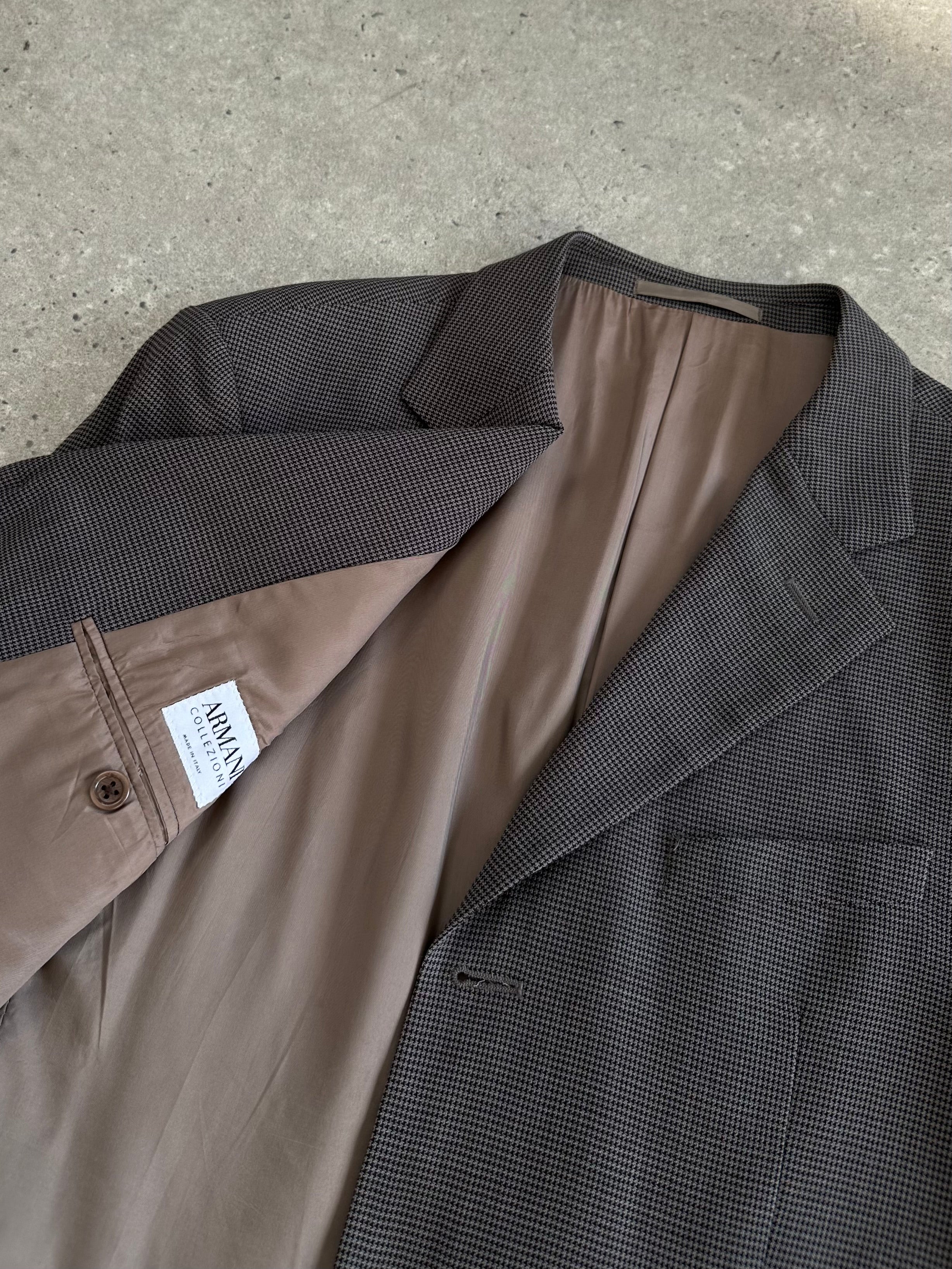 Armani Collezioni pure wool single-breasted blazer in size 40R/L, tailored fit, classic lapel, and sleek design.