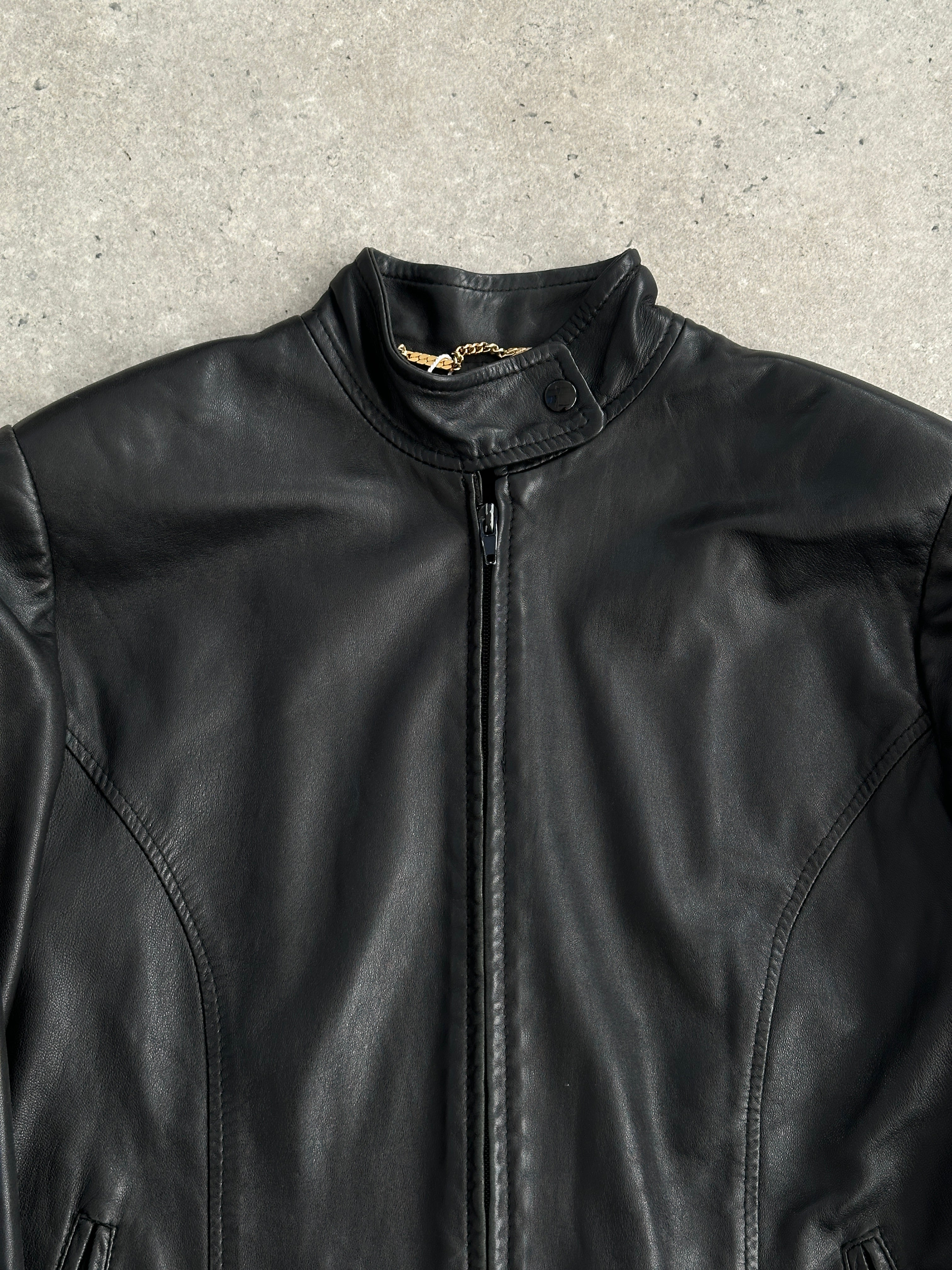 Vintage Moto fitted leather jacket in XS, showcasing classic design, high-quality leather, and stylish detailing.