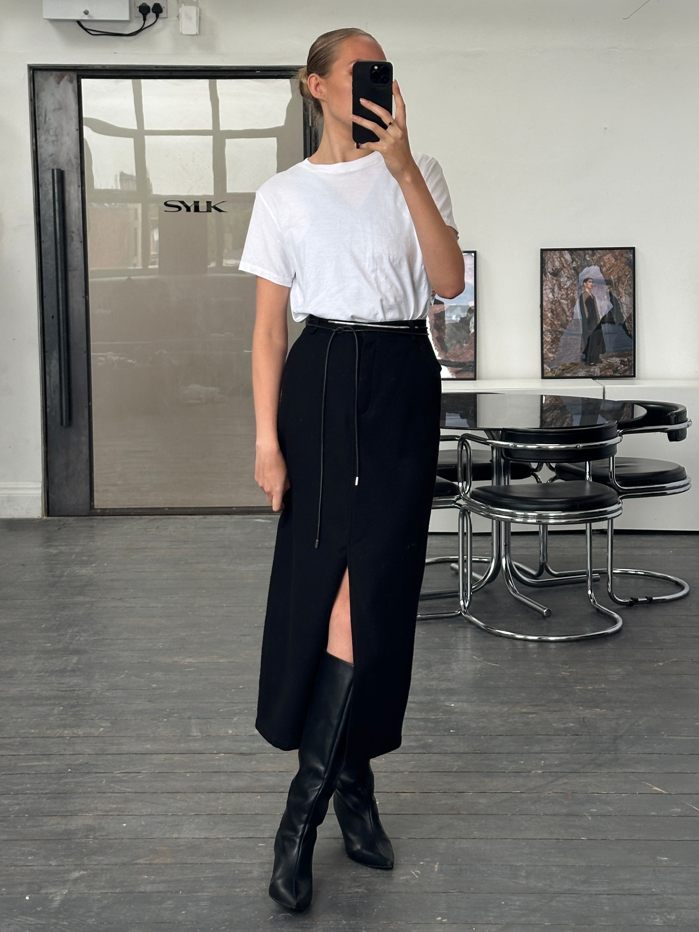 Belfe & Belfe 1990s pure wool maxi skirt in W26, featuring a flowing design and classic 1990s style.